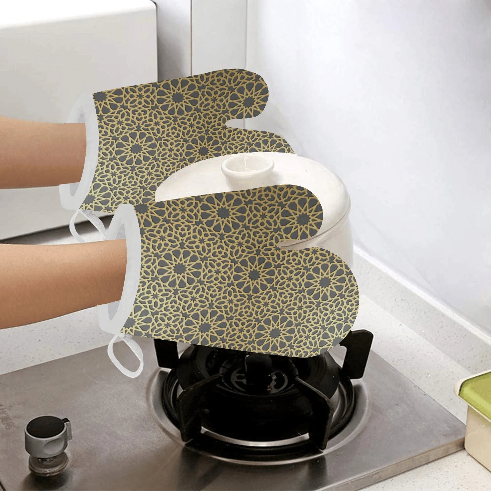 Arabic Star Gold Pattern Heat Resistant Oven Mitts Pot Holders Set Arabic Star Gold Pattern Heat Resistant Oven Mitts Pot Holders Set