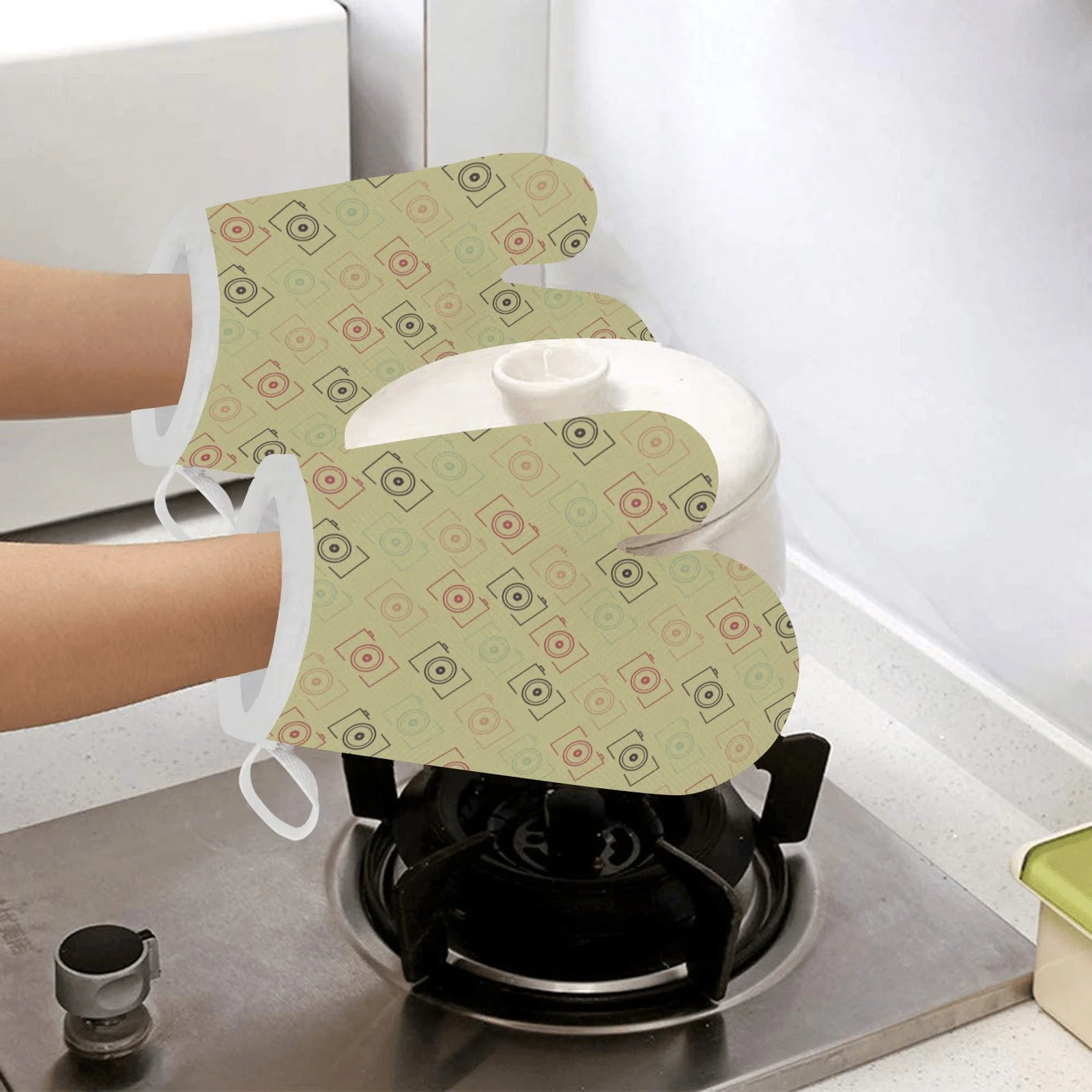 Camera Pattern Print Design 01 Heat Resistant Oven Mitts Pot Holders Set Camera Pattern Print Design 01 Heat Resistant Oven Mitts Pot Holders Set