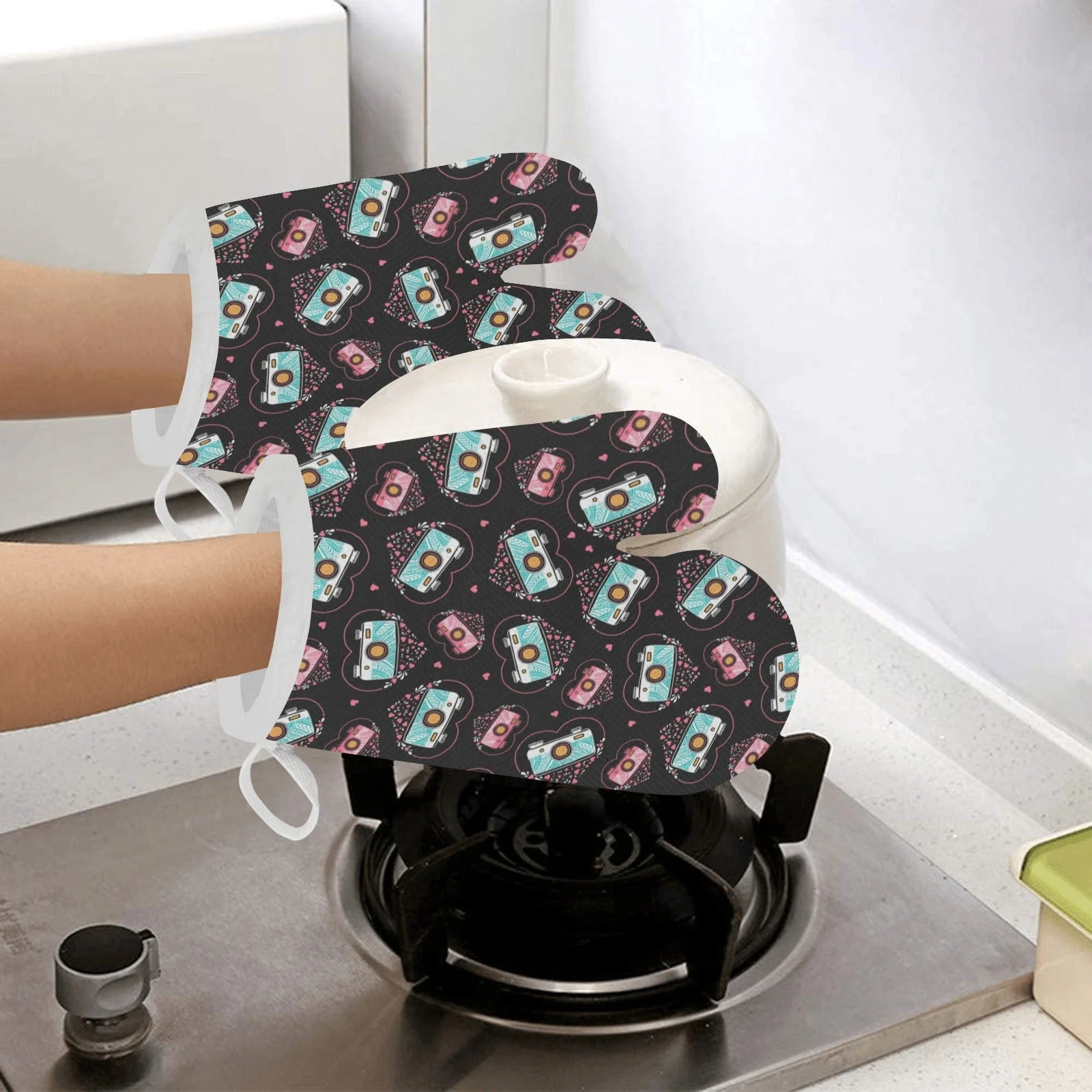 Camera Pattern Print Design 04 Heat Resistant Oven Mitts Pot Holders Set Camera Pattern Print Design 04 Heat Resistant Oven Mitts Pot Holders Set