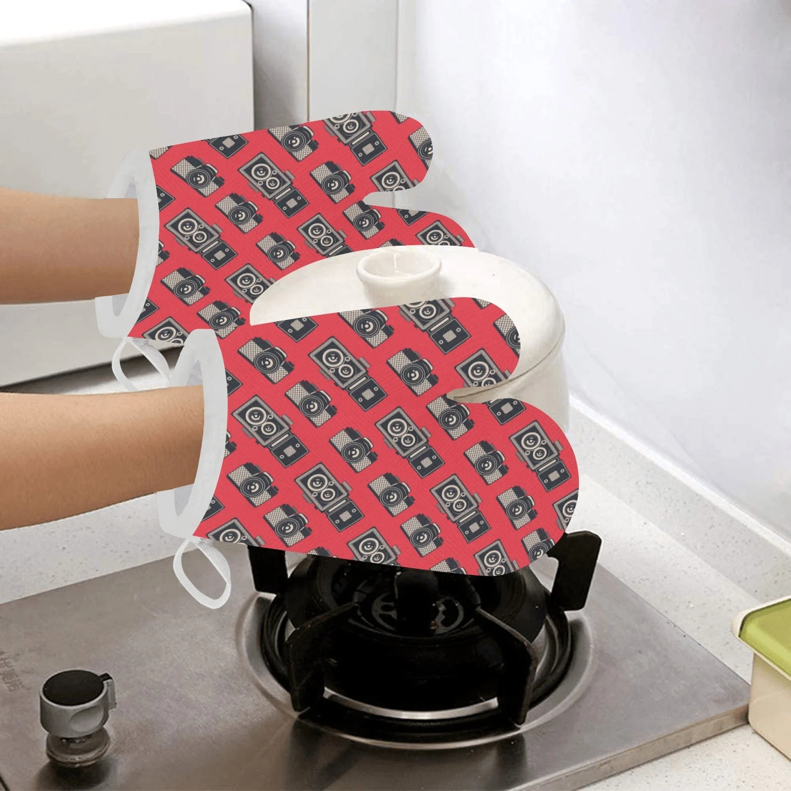 Camera Pattern Print Design 05 Heat Resistant Oven Mitts Pot Holders Set Camera Pattern Print Design 05 Heat Resistant Oven Mitts Pot Holders Set