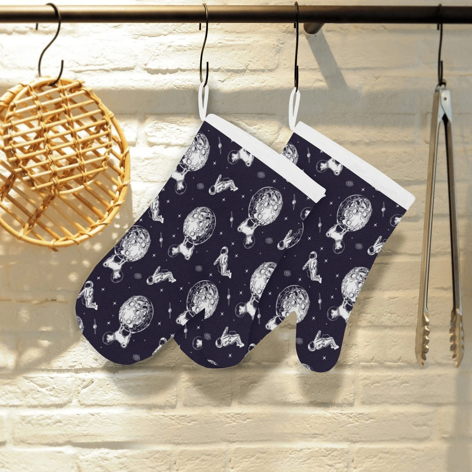 Chihuahua Space Helmet Astronaut Pattern Heat Resistant Oven Mitts Pot Holders Set Chihuahua Space Helmet Astronaut Pattern Heat Resistant Oven Mitts Pot Holders Set