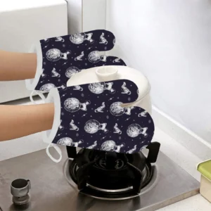 Chihuahua Space Helmet Astronaut Pattern Heat Resistant Oven Mitts Pot Holders Set