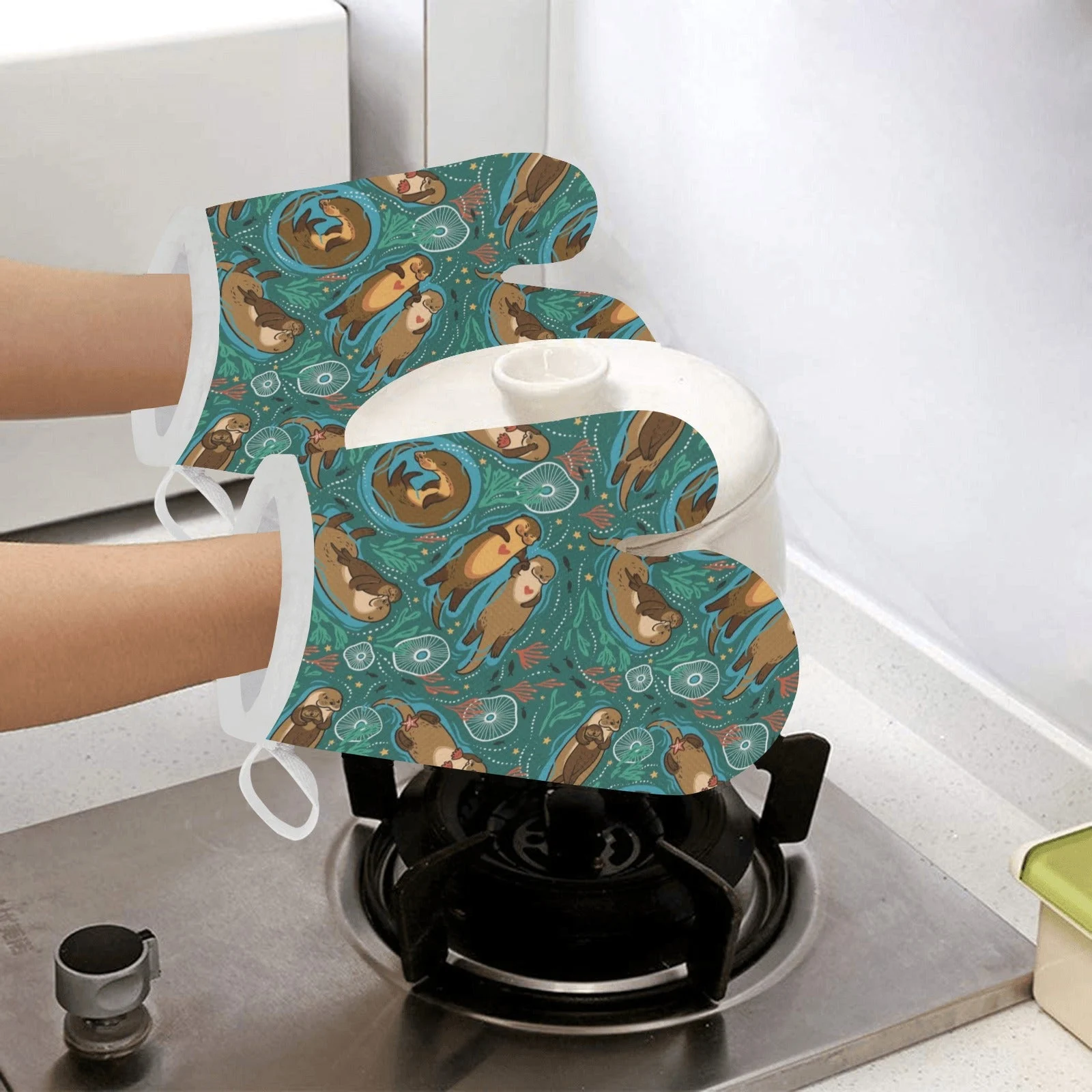 Cute Brown Sea Otters Ornamental Seaweed Corals Heat Resistant Oven Mitts Pot Holders Set Cute Brown Sea Otters Ornamental Seaweed Corals Heat Resistant Oven Mitts Pot Holders Set