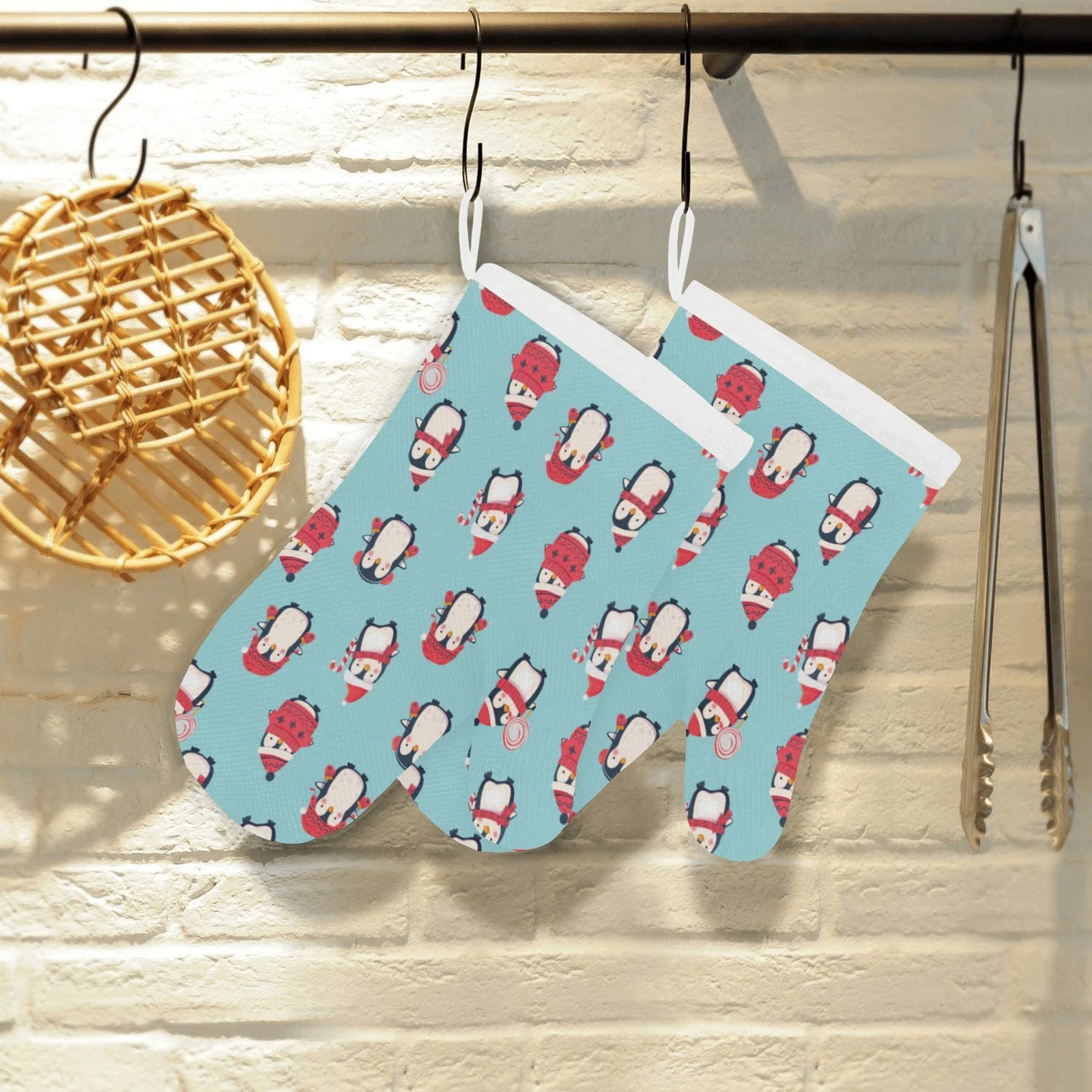 Cute Penguin Christmas Design Pattern Heat Resistant Oven Mitts Pot Holders Set Cute Penguin Christmas Design Pattern Heat Resistant Oven Mitts Pot Holders Set