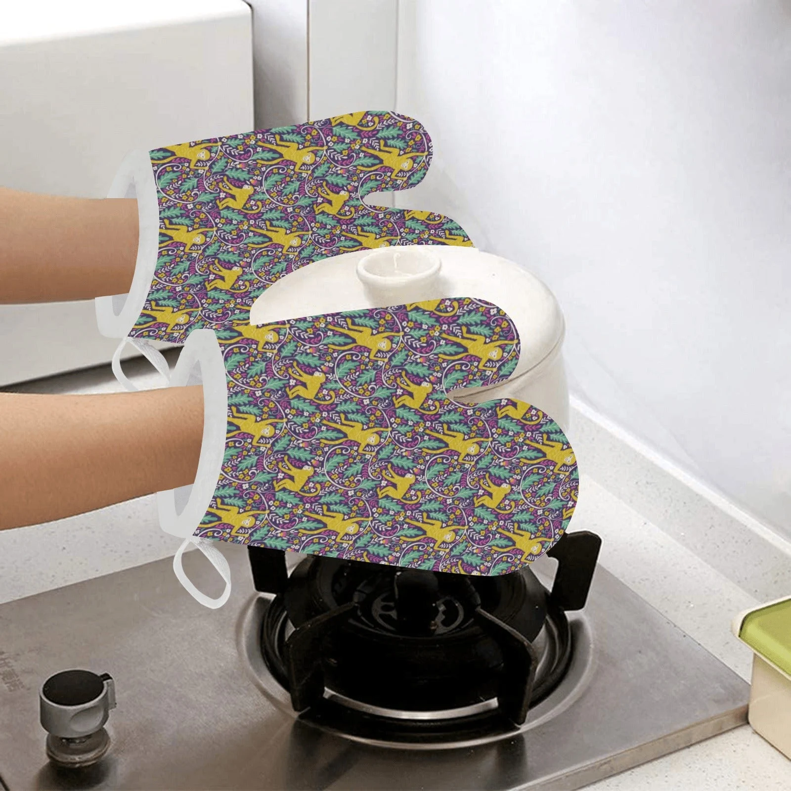 Cute Yellow Monkey Leaves Pattern Heat Resistant Oven Mitts Pot Holders Set Cute Yellow Monkey Leaves Pattern Heat Resistant Oven Mitts Pot Holders Set