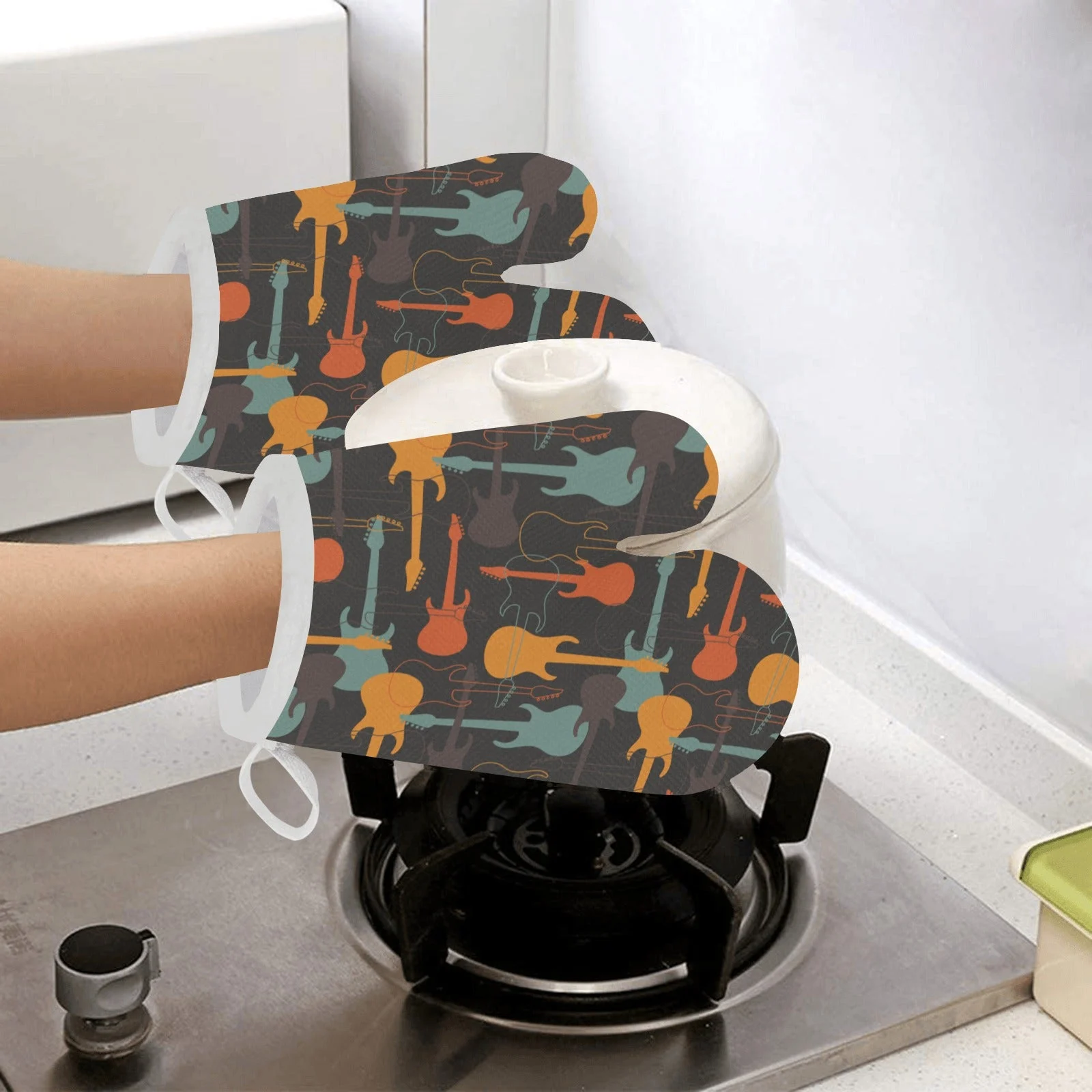Electric Guitars Pattern Heat Resistant Oven Mitts Pot Holders Set Electric Guitars Pattern Heat Resistant Oven Mitts Pot Holders Set