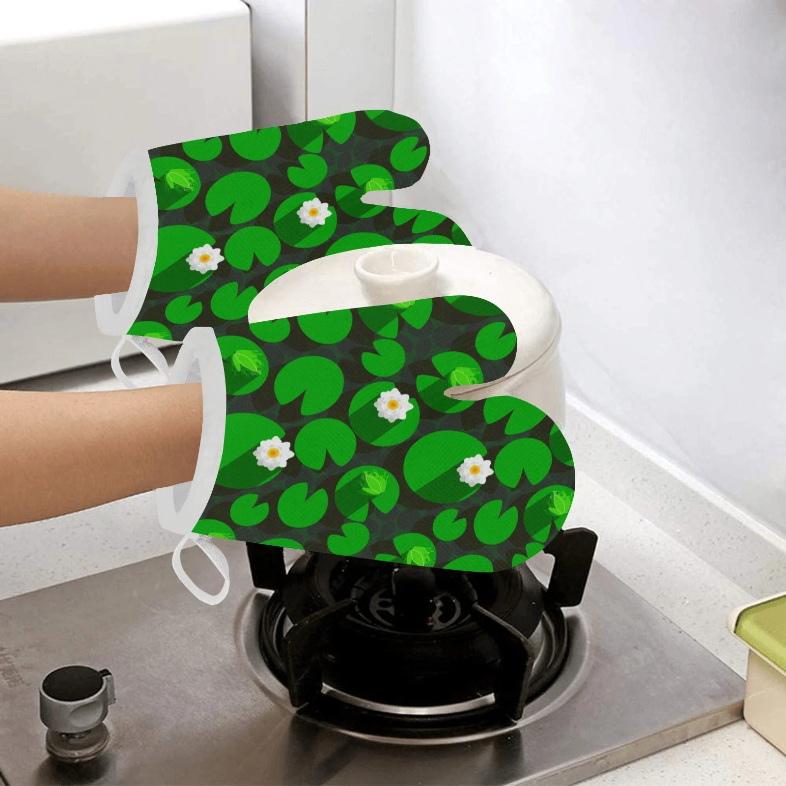 Frog Waterlily Pattern Heat Resistant Oven Mitts Pot Holders Set Frog Waterlily Pattern Heat Resistant Oven Mitts Pot Holders Set