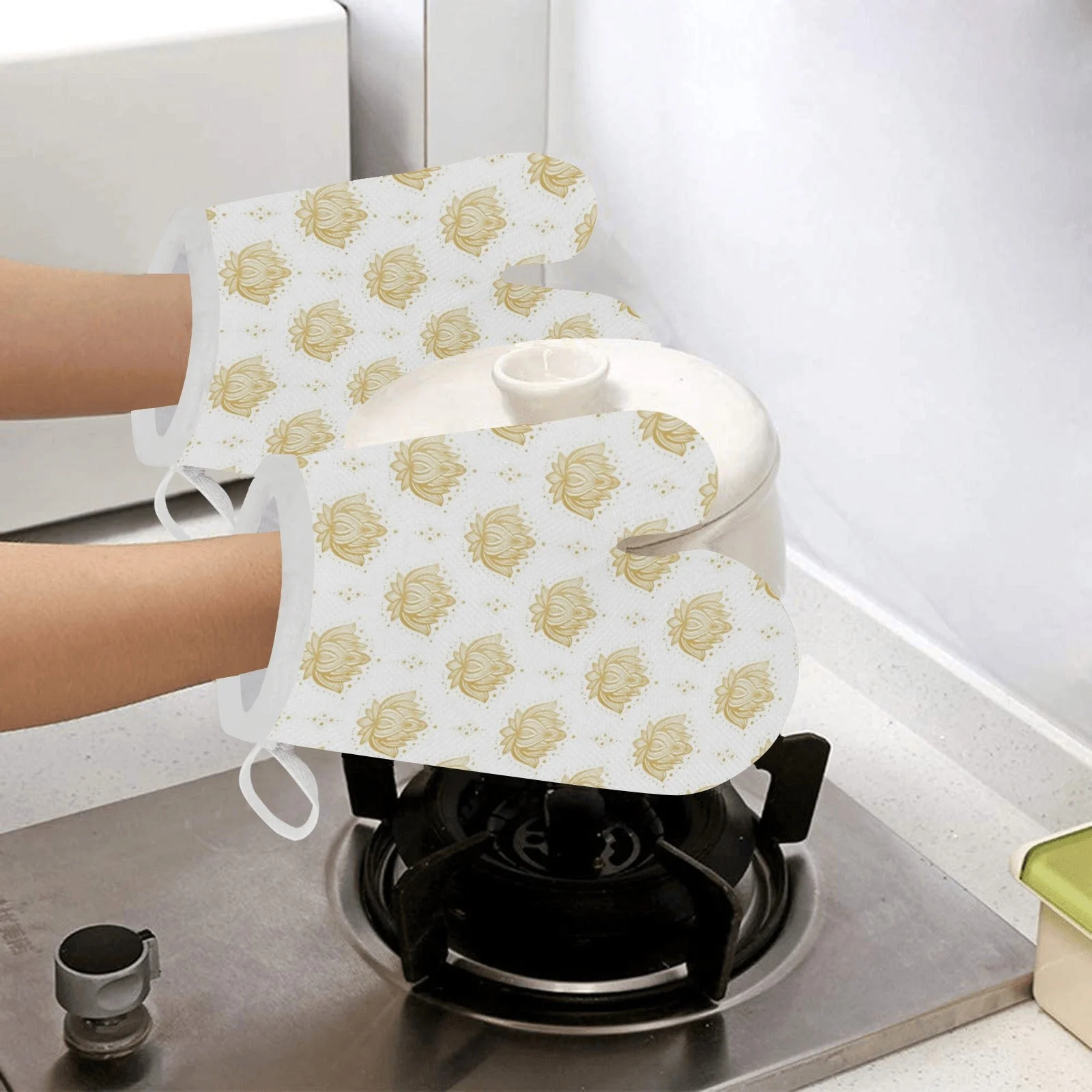 Gold Ornamental Lotus Waterlily Symbol Pattern Heat Resistant Oven Mitts Pot Holders Set Gold Ornamental Lotus Waterlily Symbol Pattern Heat Resistant Oven Mitts Pot Holders Set
