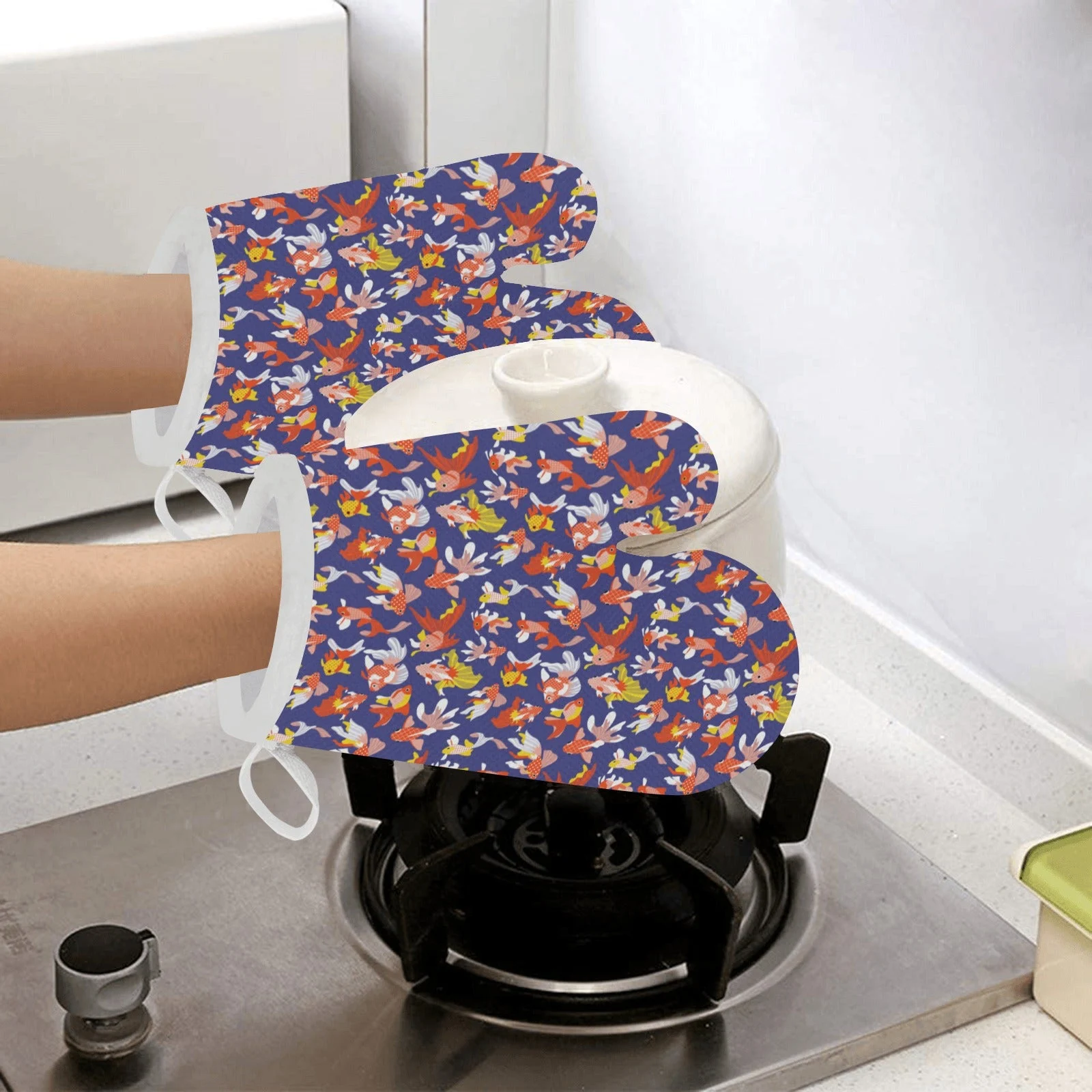 Goldfish Pattern Print Design 04 Heat Resistant Oven Mitts & Pot Holders Set Goldfish Pattern Print Design 04 Heat Resistant Oven Mitts & Pot Holders Set