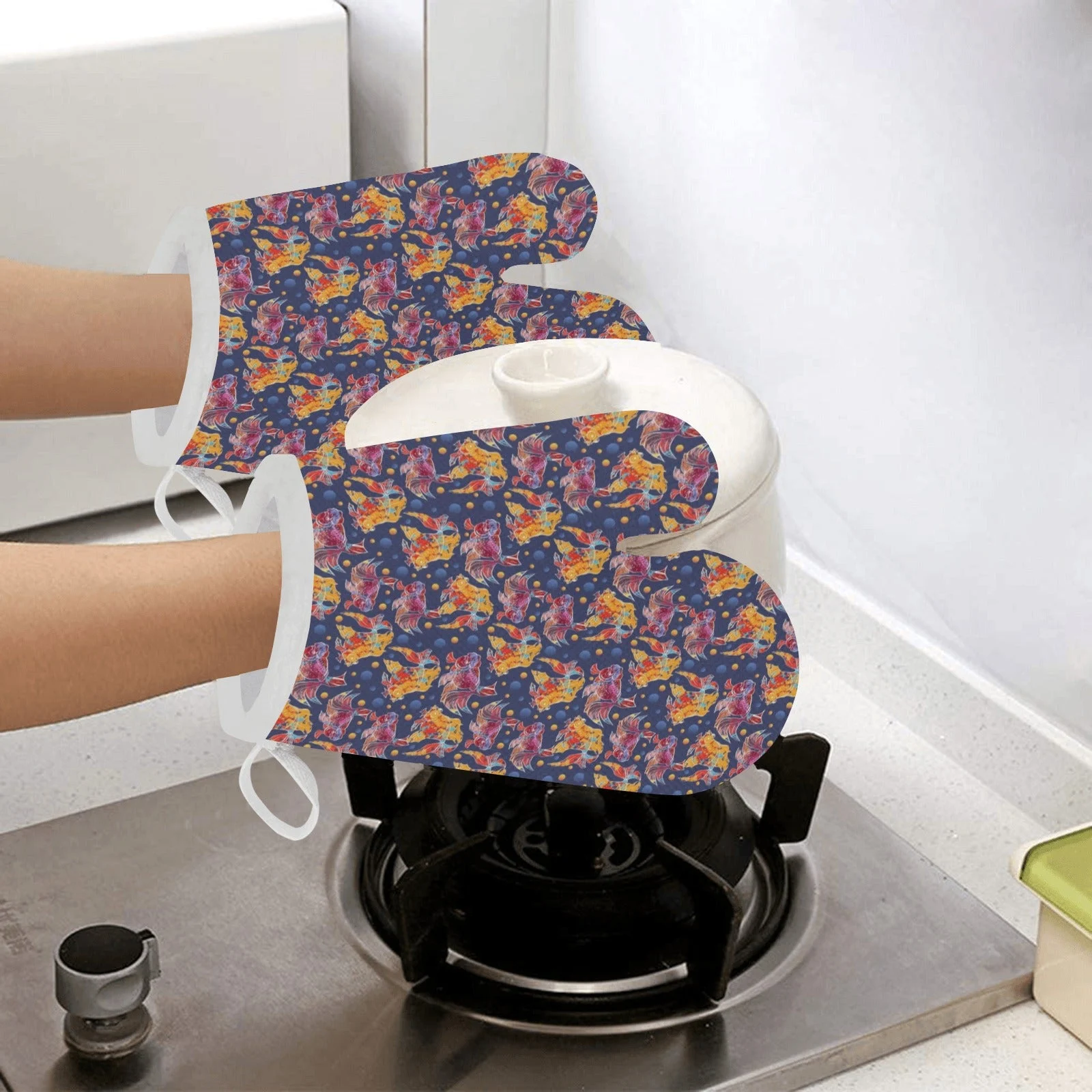 Goldfish Pattern Print Design 05 Heat Resistant Oven Mitts & Pot Holders Set Goldfish Pattern Print Design 05 Heat Resistant Oven Mitts & Pot Holders Set
