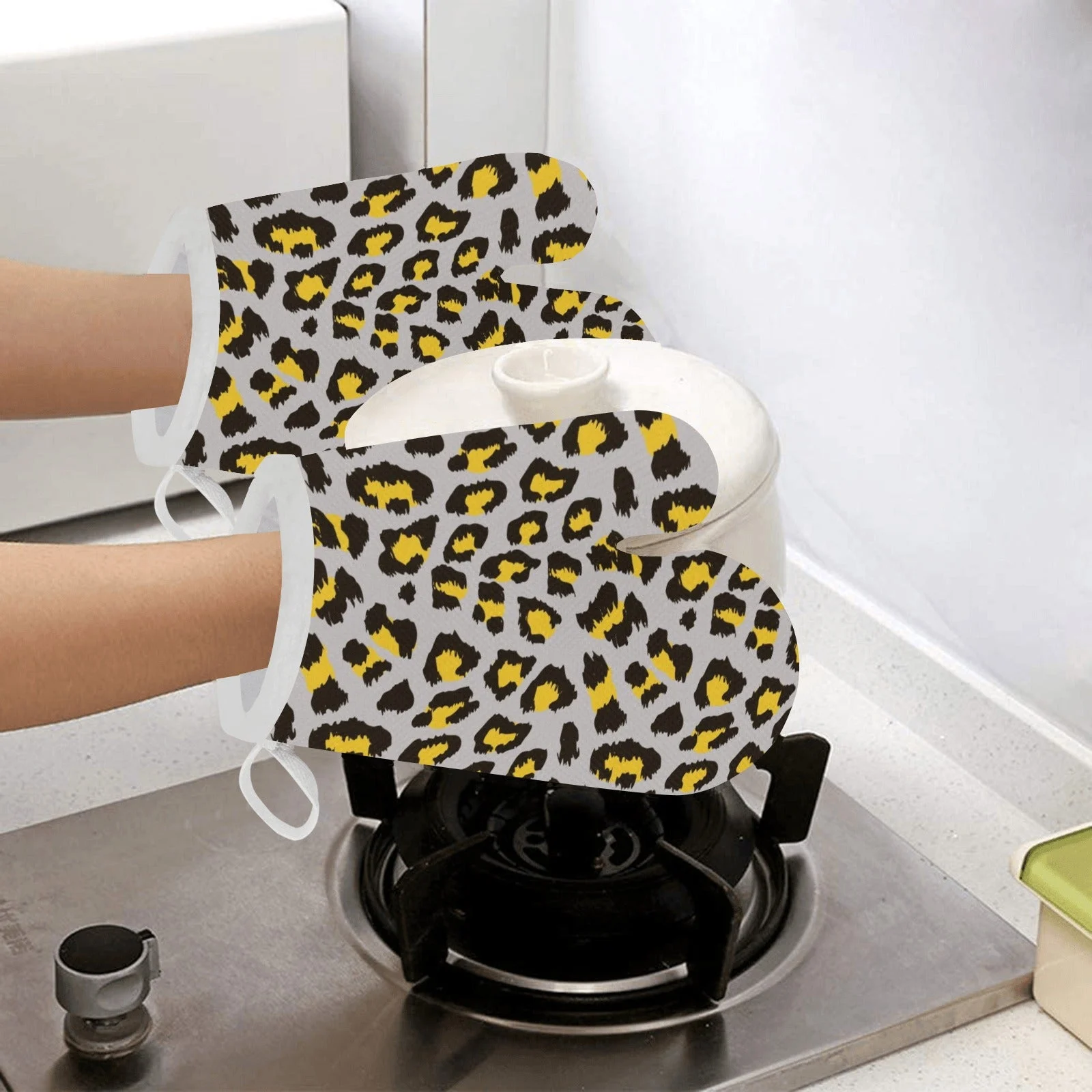 Gray Leopard Print Pattern Heat Resistant Oven Mitts Pot Holders Set Gray Leopard Print Pattern Heat Resistant Oven Mitts Pot Holders Set
