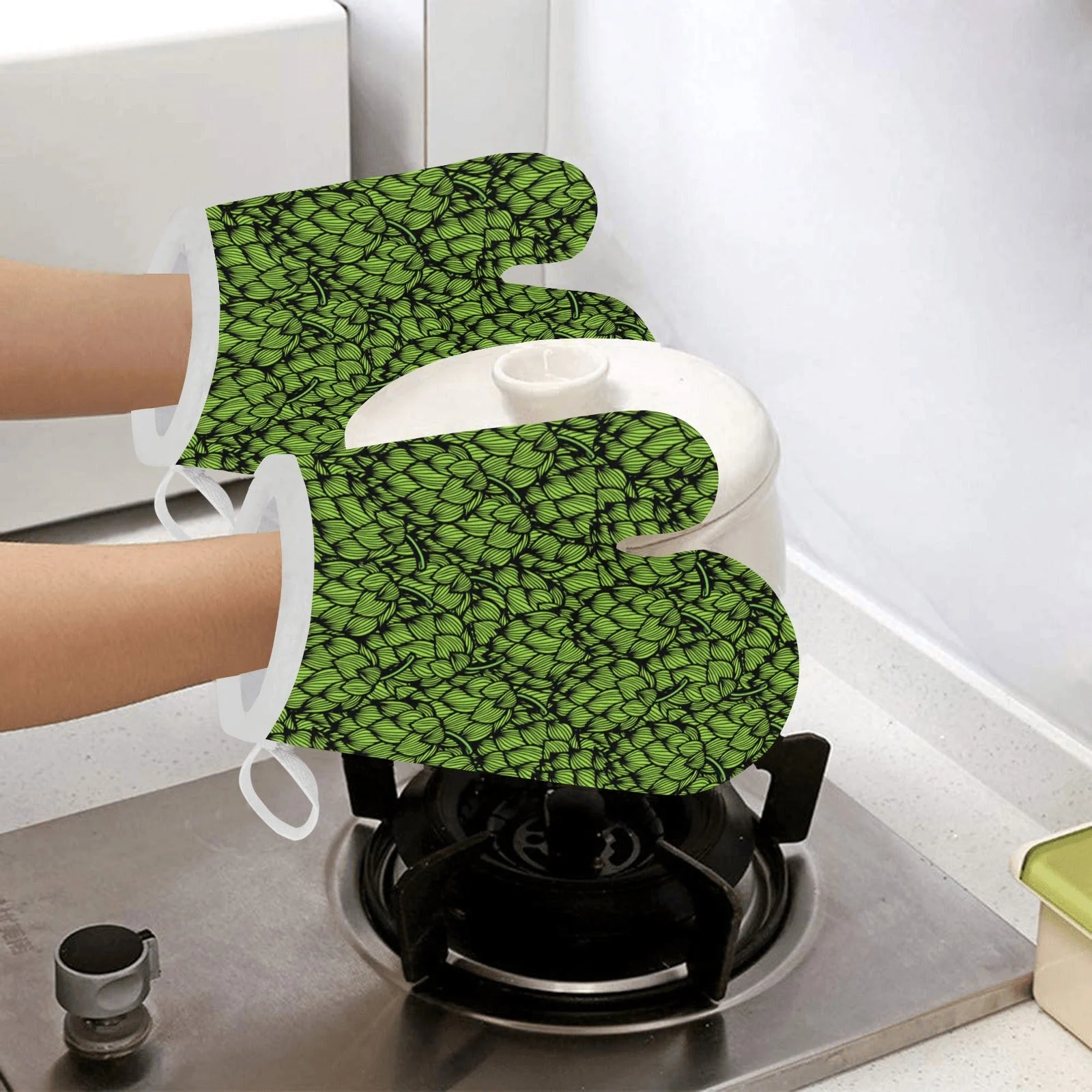 Green Hop Pattern Heat Resistant Oven Mitts Pot Holders Set Green Hop Pattern Heat Resistant Oven Mitts Pot Holders Set