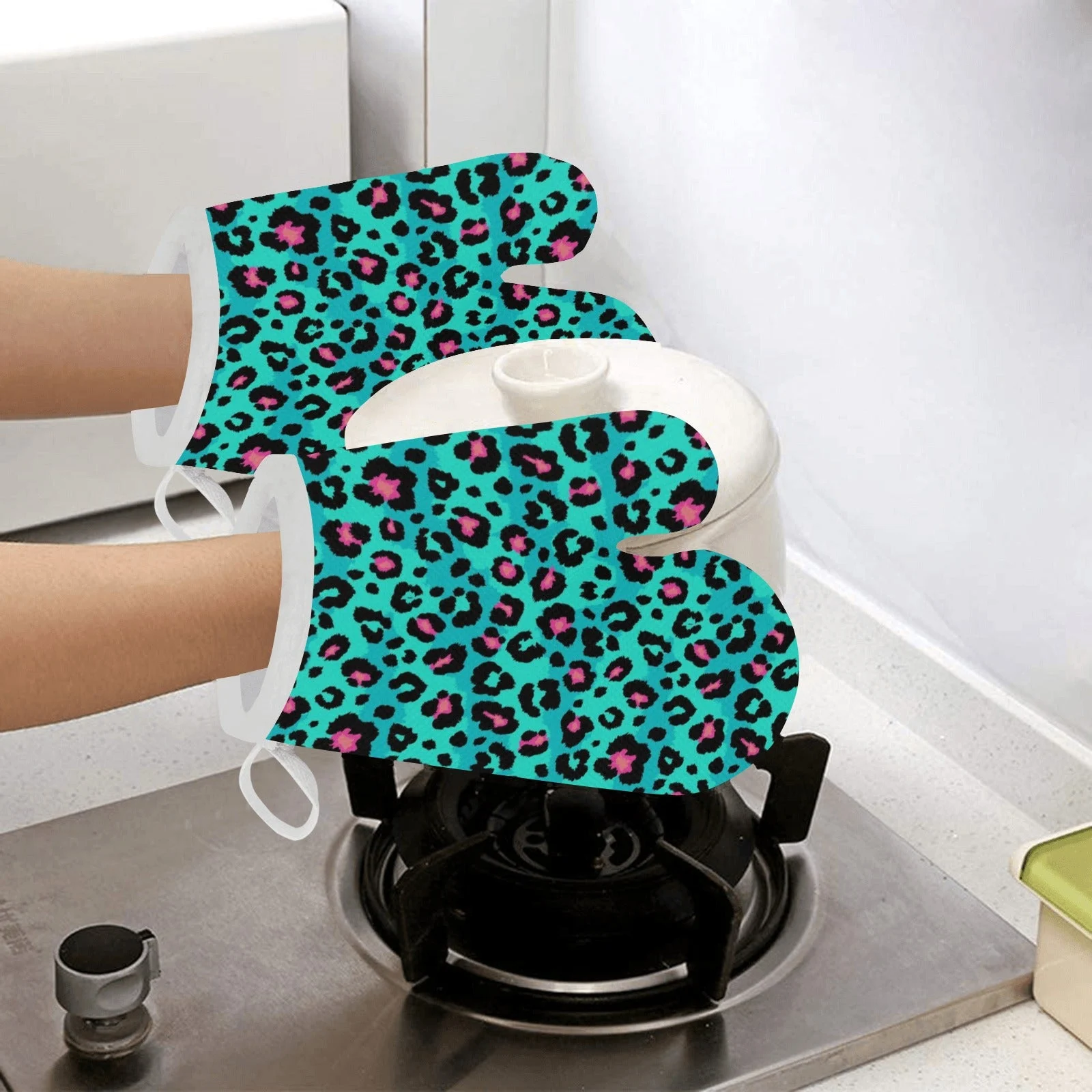 Green Leopard Skin Print Pattern Heat Resistant Oven Mitts Pot Holders Set Green Leopard Skin Print Pattern Heat Resistant Oven Mitts Pot Holders Set