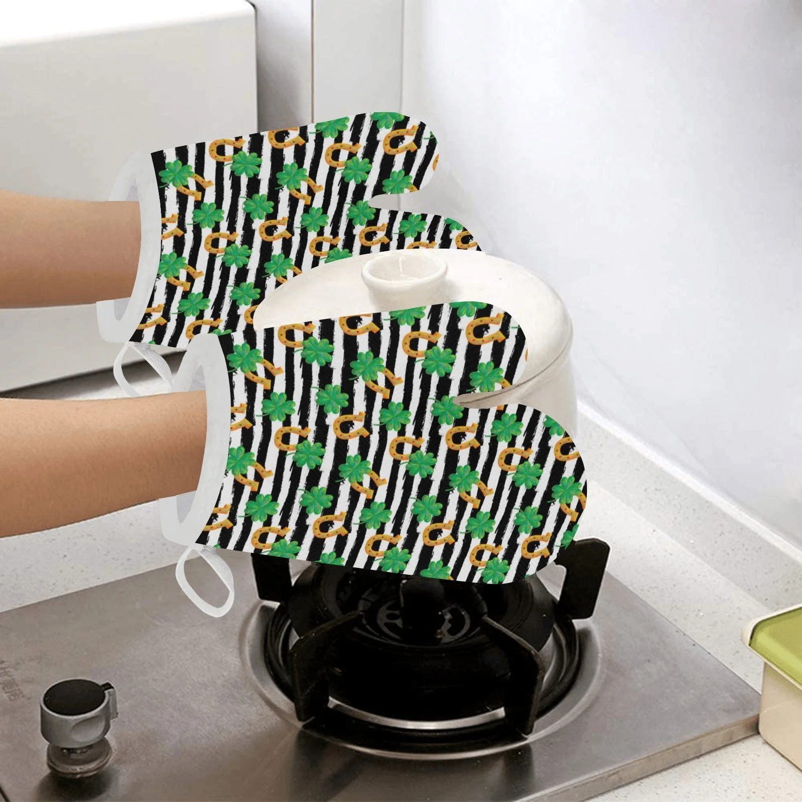 Horseshoes Pattern Print Design 01 Heat Resistant Oven Mitts & Pot Holders Set Horseshoes Pattern Print Design 01 Heat Resistant Oven Mitts & Pot Holders Set