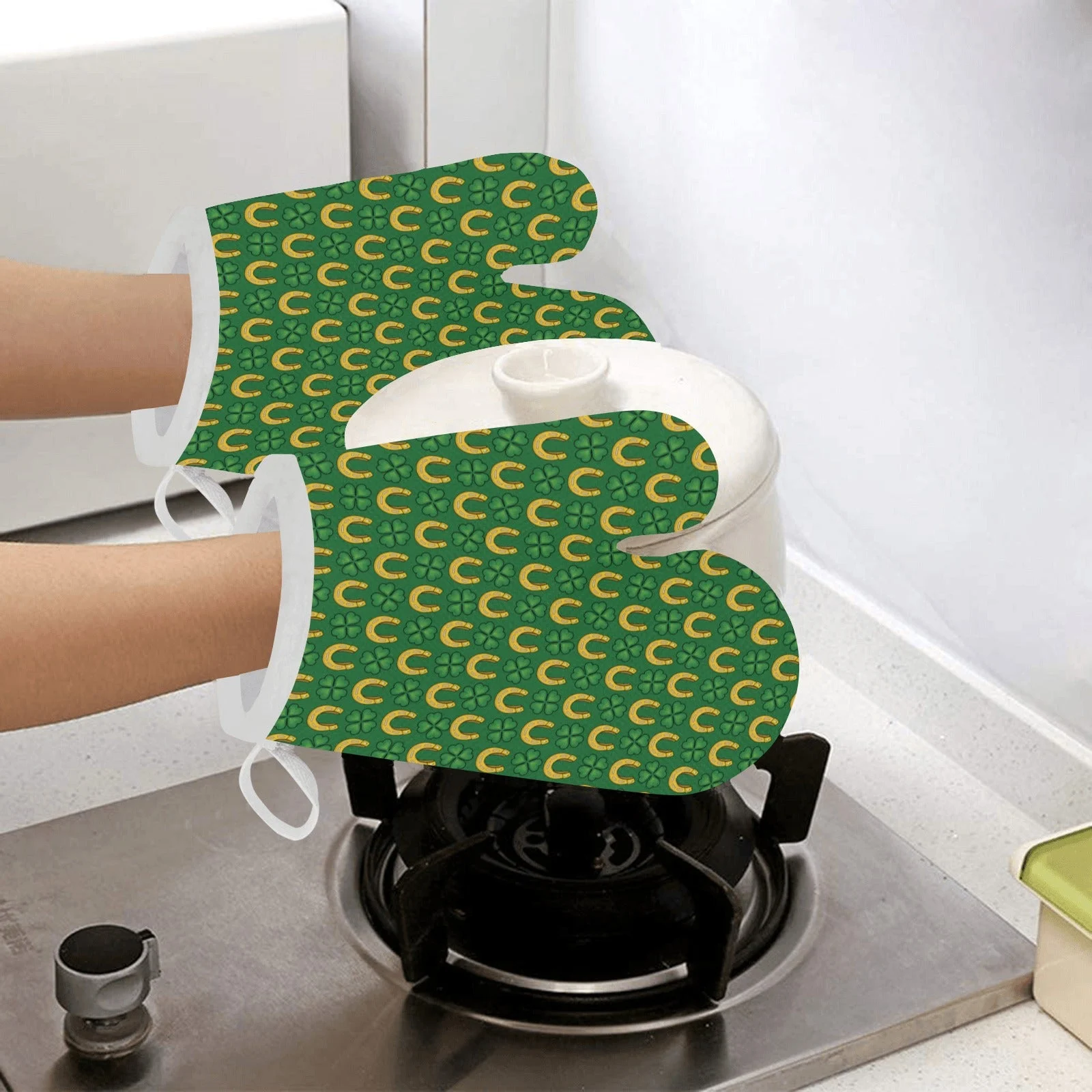 Horseshoes Pattern Print Design 05 Heat Resistant Oven Mitts & Pot Holders Set Horseshoes Pattern Print Design 05 Heat Resistant Oven Mitts & Pot Holders Set