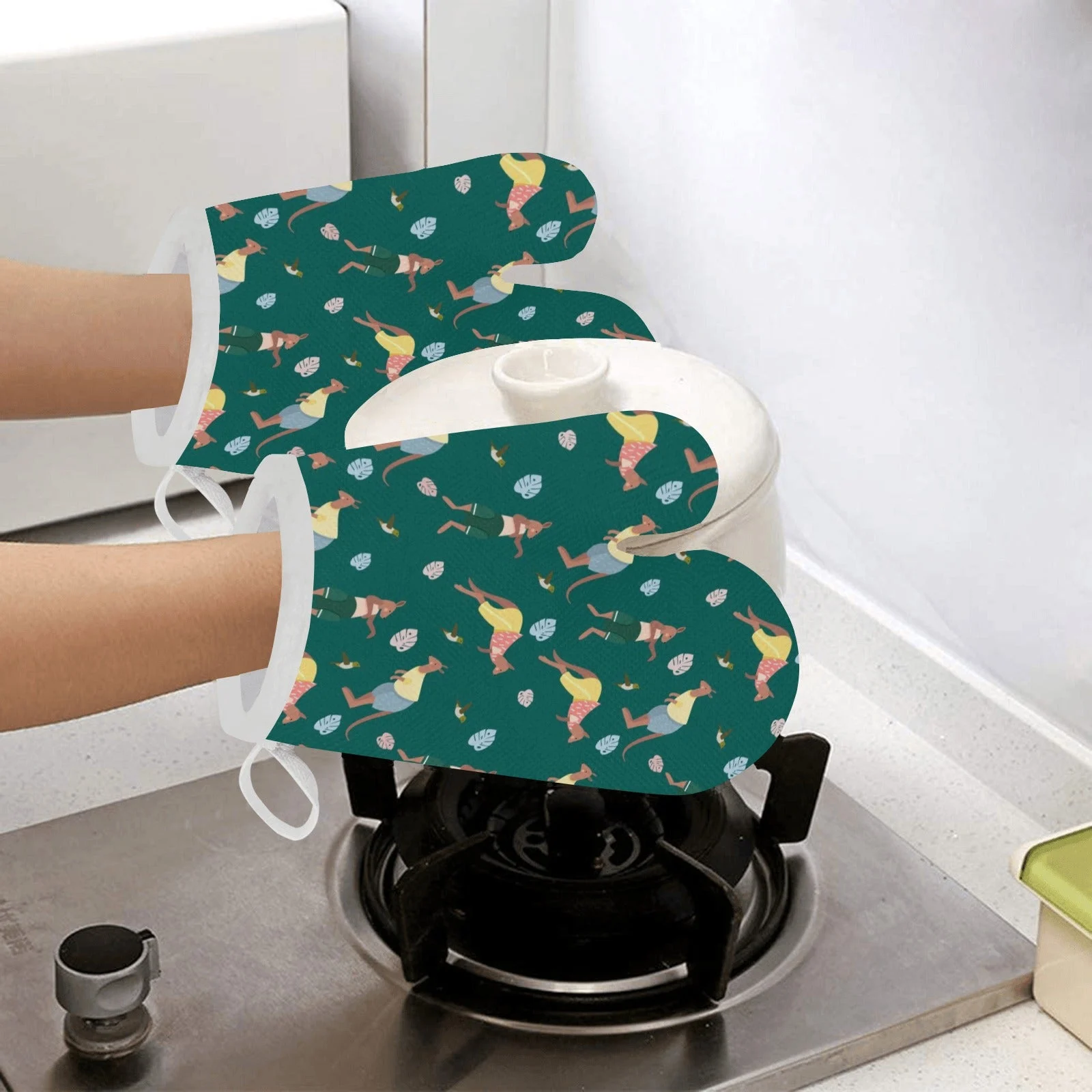 Kangaroo Leaves Pattern Heat Resistant Oven Mitts Pot Holders Set Kangaroo Leaves Pattern Heat Resistant Oven Mitts Pot Holders Set