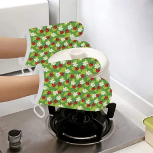 Ladybug Pattern Print Design 01 Heat Resistant Oven Mitts & Pot Holders Set