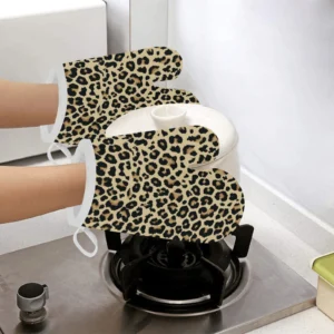 Leopard Print Design Pattern Heat Resistant Oven Mitts Pot Holders Set