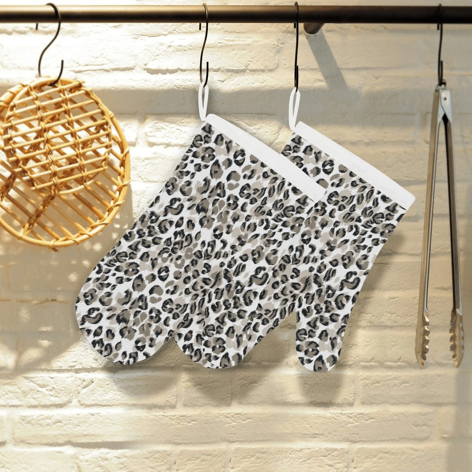 Leopard Skin Print Pattern Heat Resistant Oven Mitts Pot Holders Set Leopard Skin Print Pattern Heat Resistant Oven Mitts Pot Holders Set