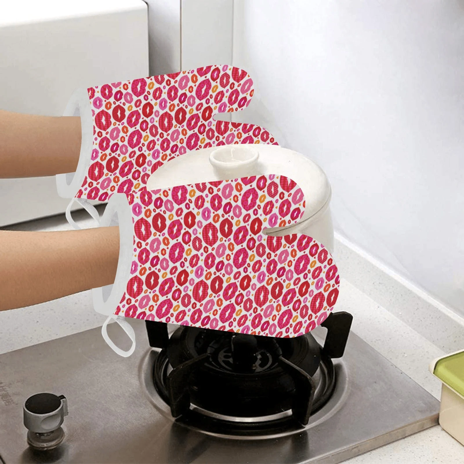 Lips Pattern Print Design 01 Heat Resistant Oven Mitts & Pot Holders Set Lips Pattern Print Design 01 Heat Resistant Oven Mitts & Pot Holders Set