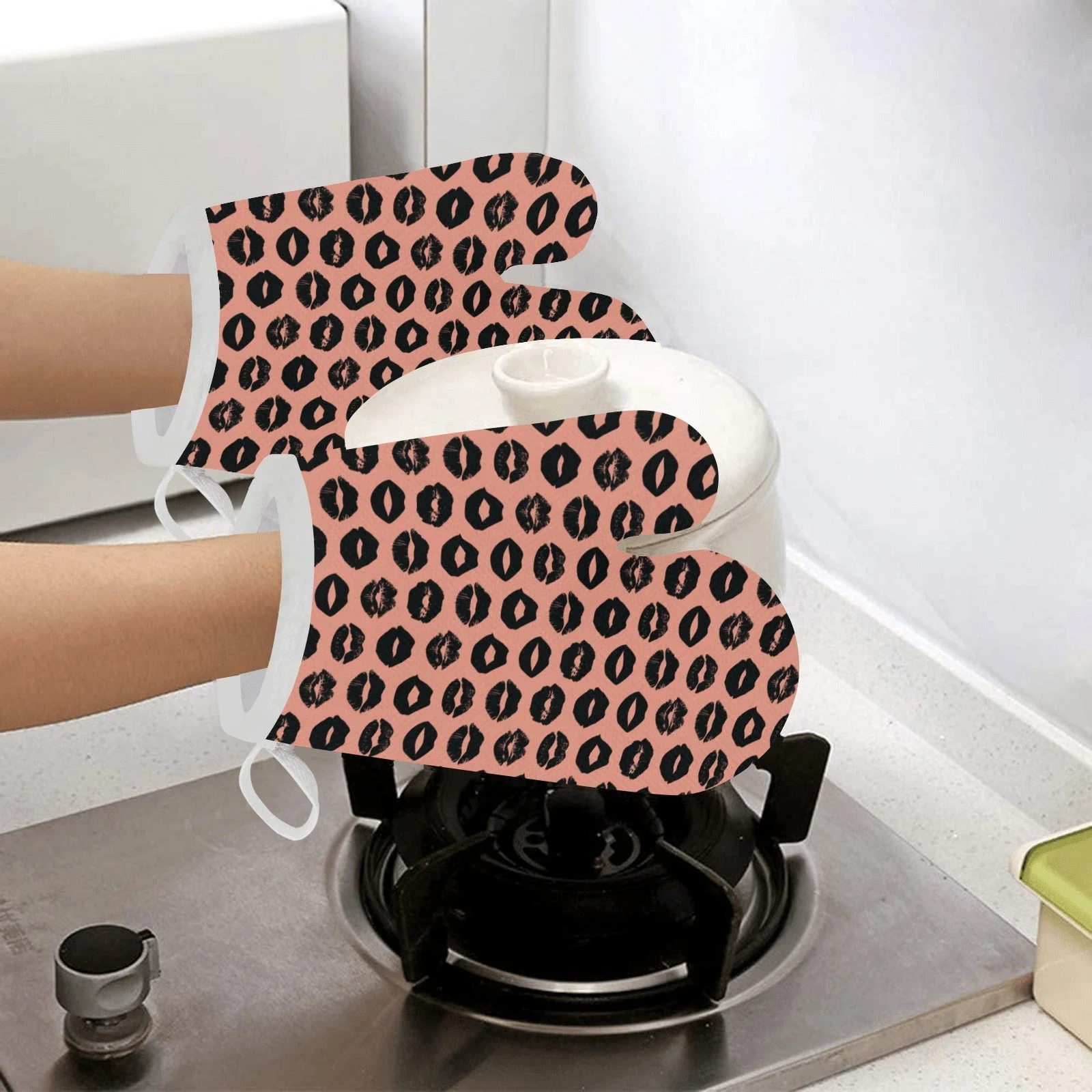 Lips Pattern Print Design 02 Heat Resistant Oven Mitts & Pot Holders Set Lips Pattern Print Design 02 Heat Resistant Oven Mitts & Pot Holders Set
