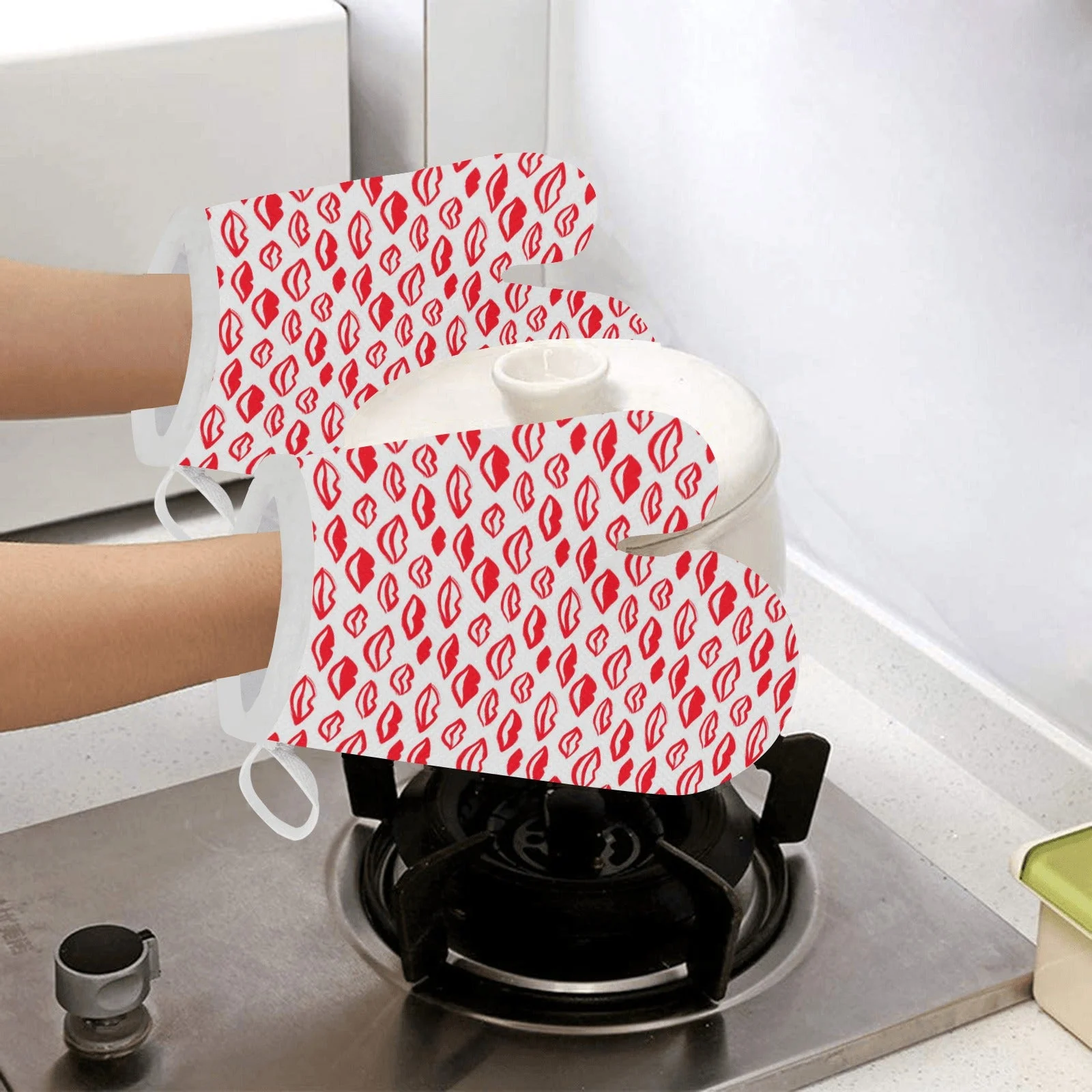 Lips Pattern Print Design 05 Heat Resistant Oven Mitts & Pot Holders Set Lips Pattern Print Design 05 Heat Resistant Oven Mitts & Pot Holders Set