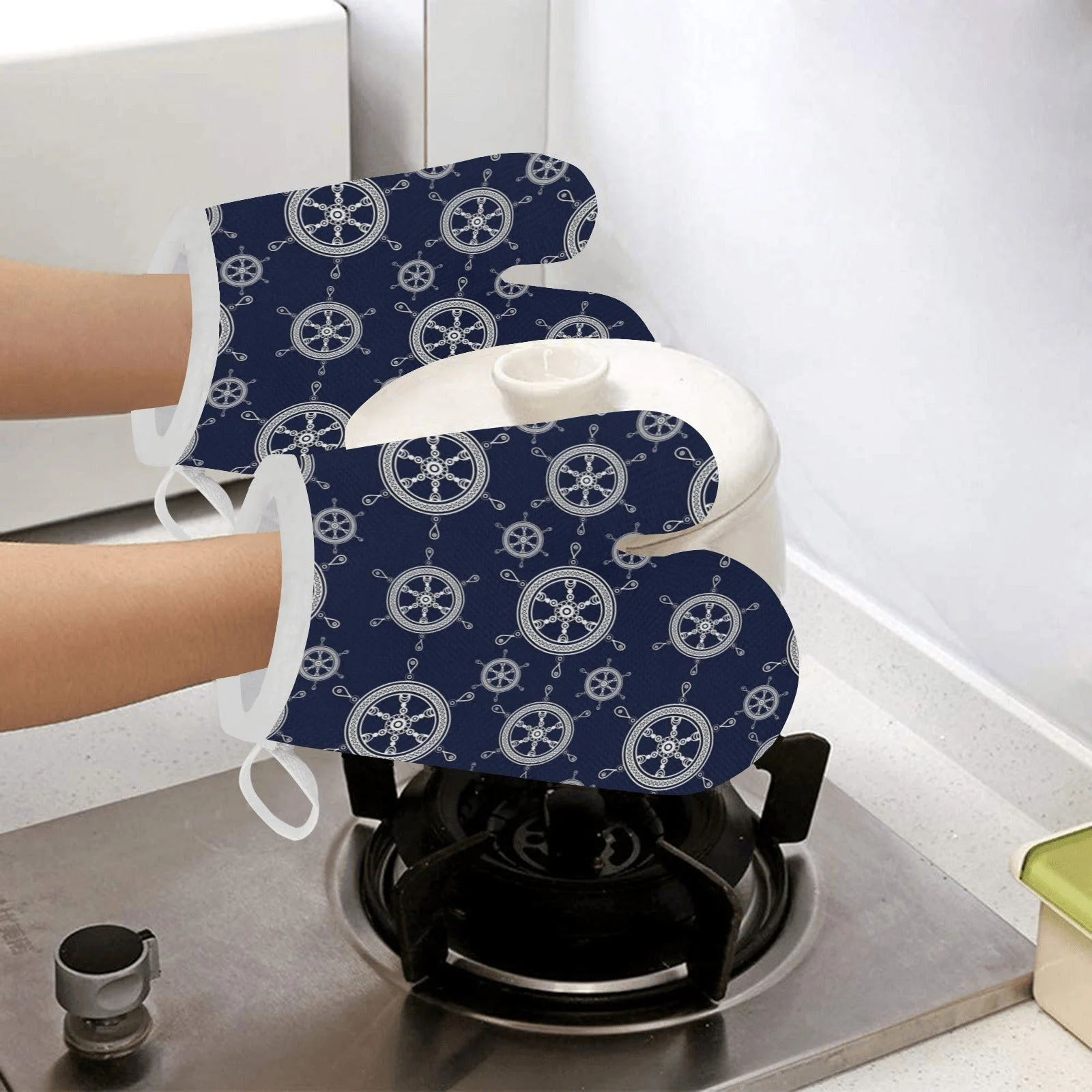 Nautical Steering Wheel Design Pattern Heat Resistant Oven Mitts Pot Holders Set Nautical Steering Wheel Design Pattern Heat Resistant Oven Mitts Pot Holders Set