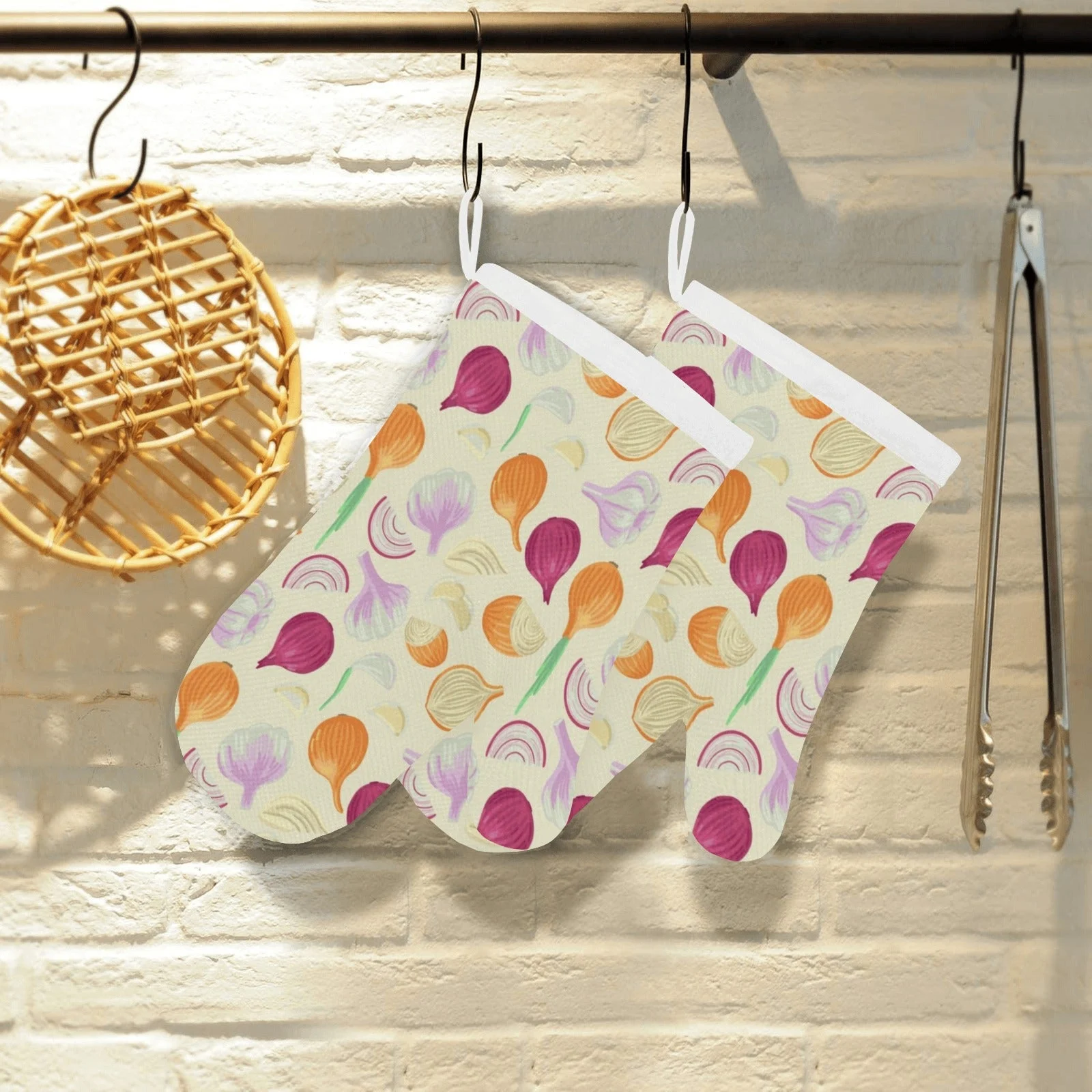 Onion Garlic White Red Pattern Heat Resistant Oven Mitts Pot Holders Set Onion Garlic White Red Pattern Heat Resistant Oven Mitts Pot Holders Set