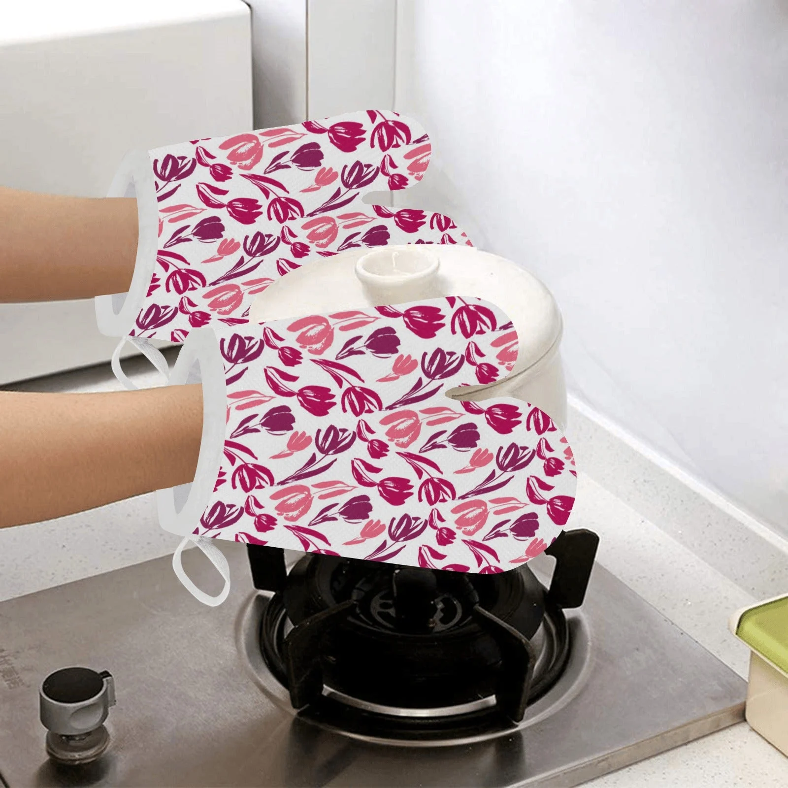 Pink Sketch Tulip Pattern Heat Resistant Oven Mitts Pot Holders Set Pink Sketch Tulip Pattern Heat Resistant Oven Mitts Pot Holders Set