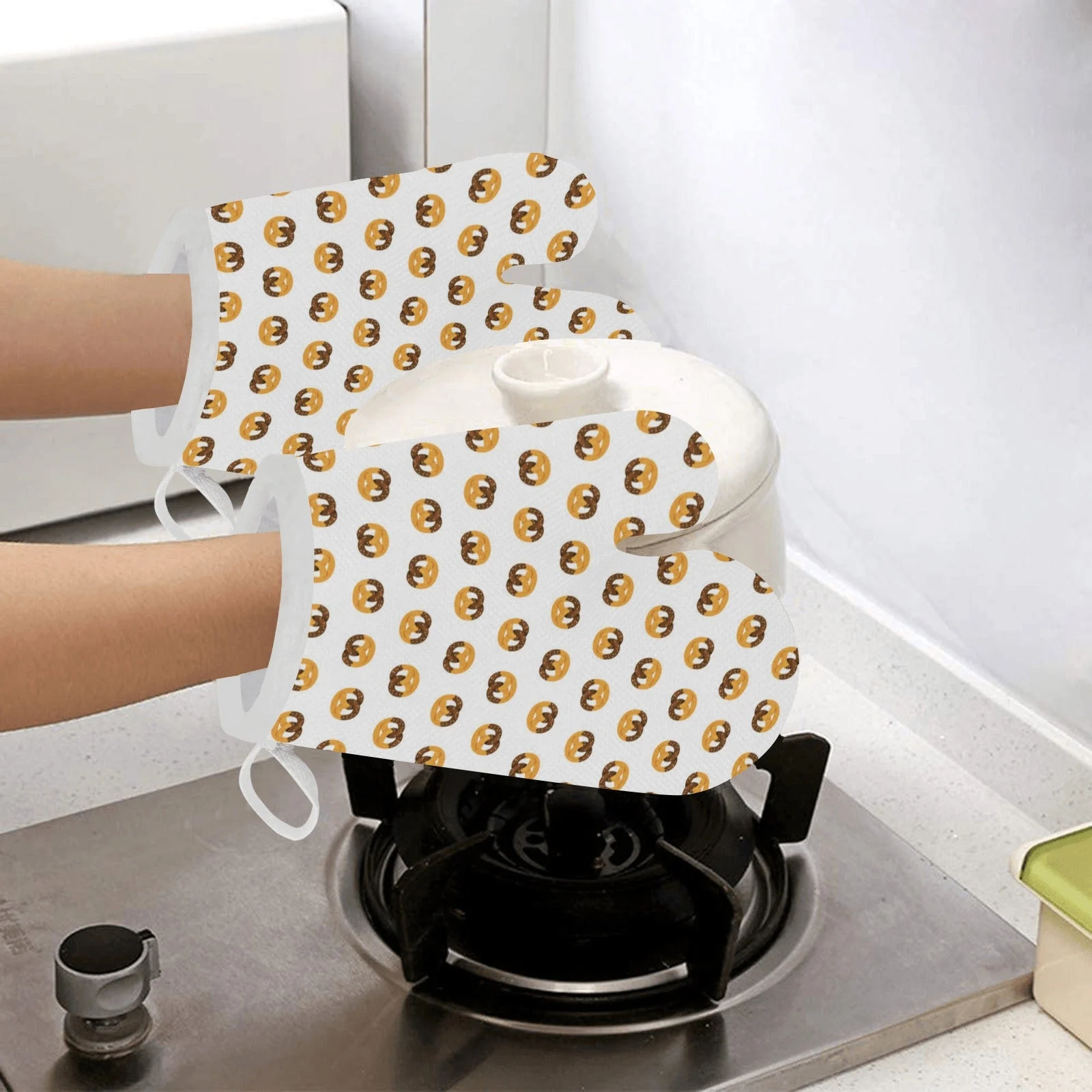 Pretzels Pattern Print Design 02 Heat Resistant Oven Mitts & Pot Holders Set Pretzels Pattern Print Design 02 Heat Resistant Oven Mitts & Pot Holders Set