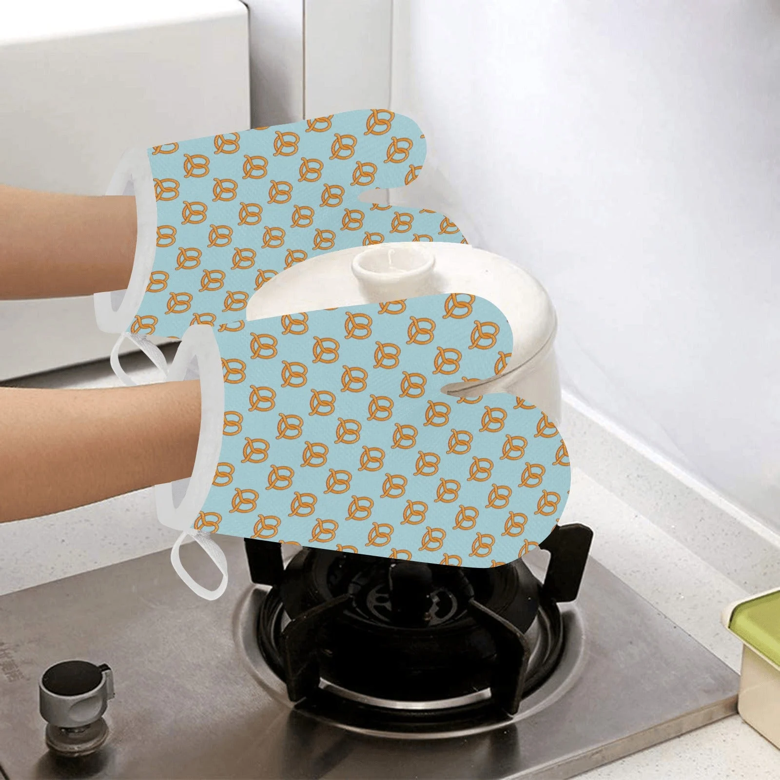 Pretzels Pattern Print Design 03 Heat Resistant Oven Mitts & Pot Holders Set Pretzels Pattern Print Design 03 Heat Resistant Oven Mitts & Pot Holders Set