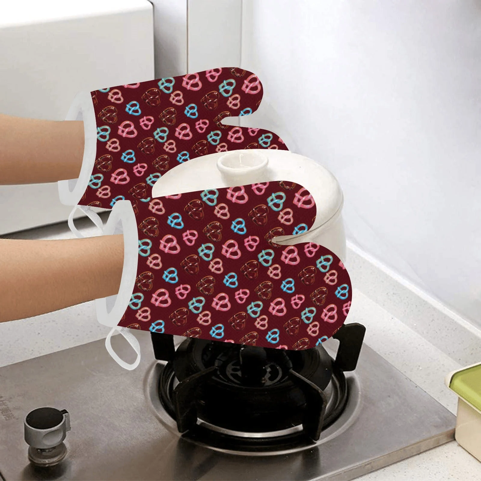 Pretzels Pattern Print Design 05 Heat Resistant Oven Mitts & Pot Holders Set Pretzels Pattern Print Design 05 Heat Resistant Oven Mitts & Pot Holders Set