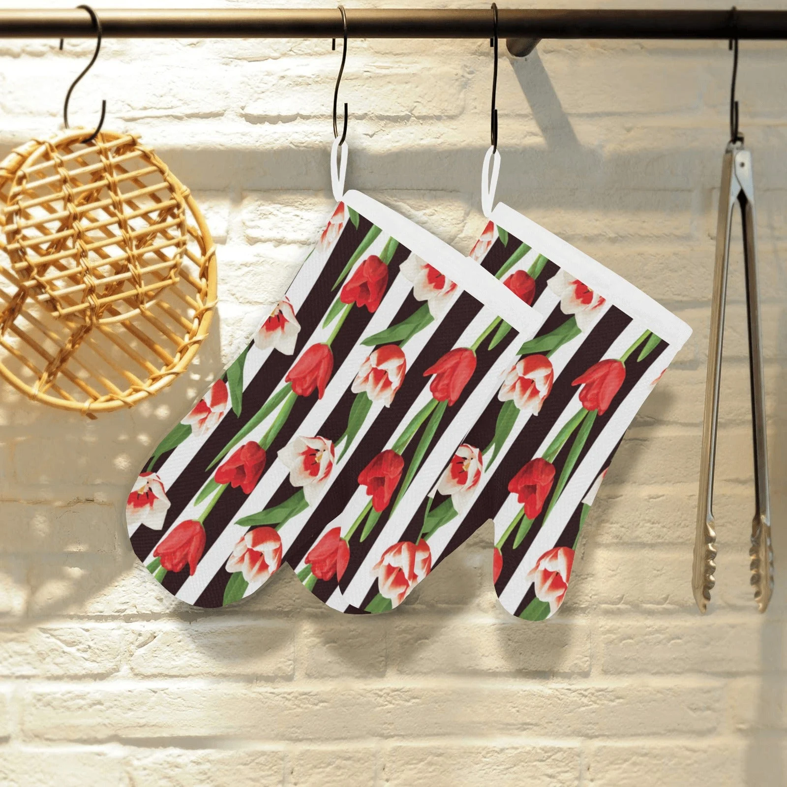 Red and White Tulips Pattern Heat Resistant Oven Mitts Pot Holders Set Red and White Tulips Pattern Heat Resistant Oven Mitts Pot Holders Set