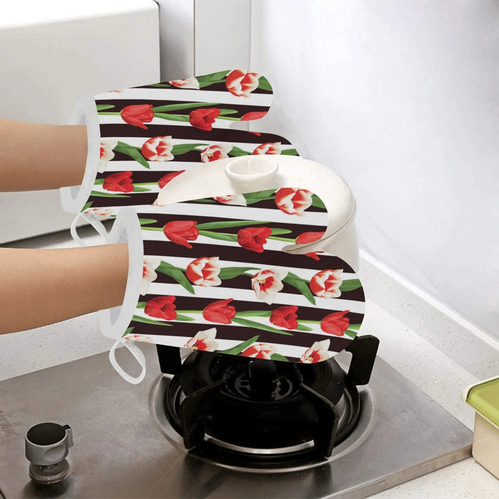 Red and White Tulips Pattern Heat Resistant Oven Mitts Pot Holders Set Red and White Tulips Pattern Heat Resistant Oven Mitts Pot Holders Set