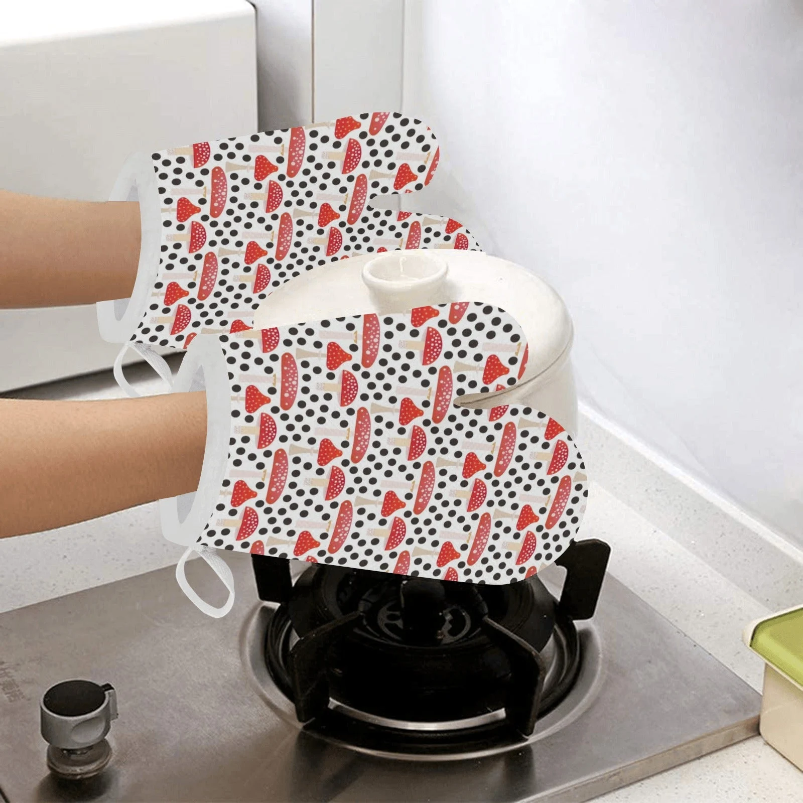 Red Mushroom Dot Pattern Heat Resistant Oven Mitts Pot Holders Set Red Mushroom Dot Pattern Heat Resistant Oven Mitts Pot Holders Set