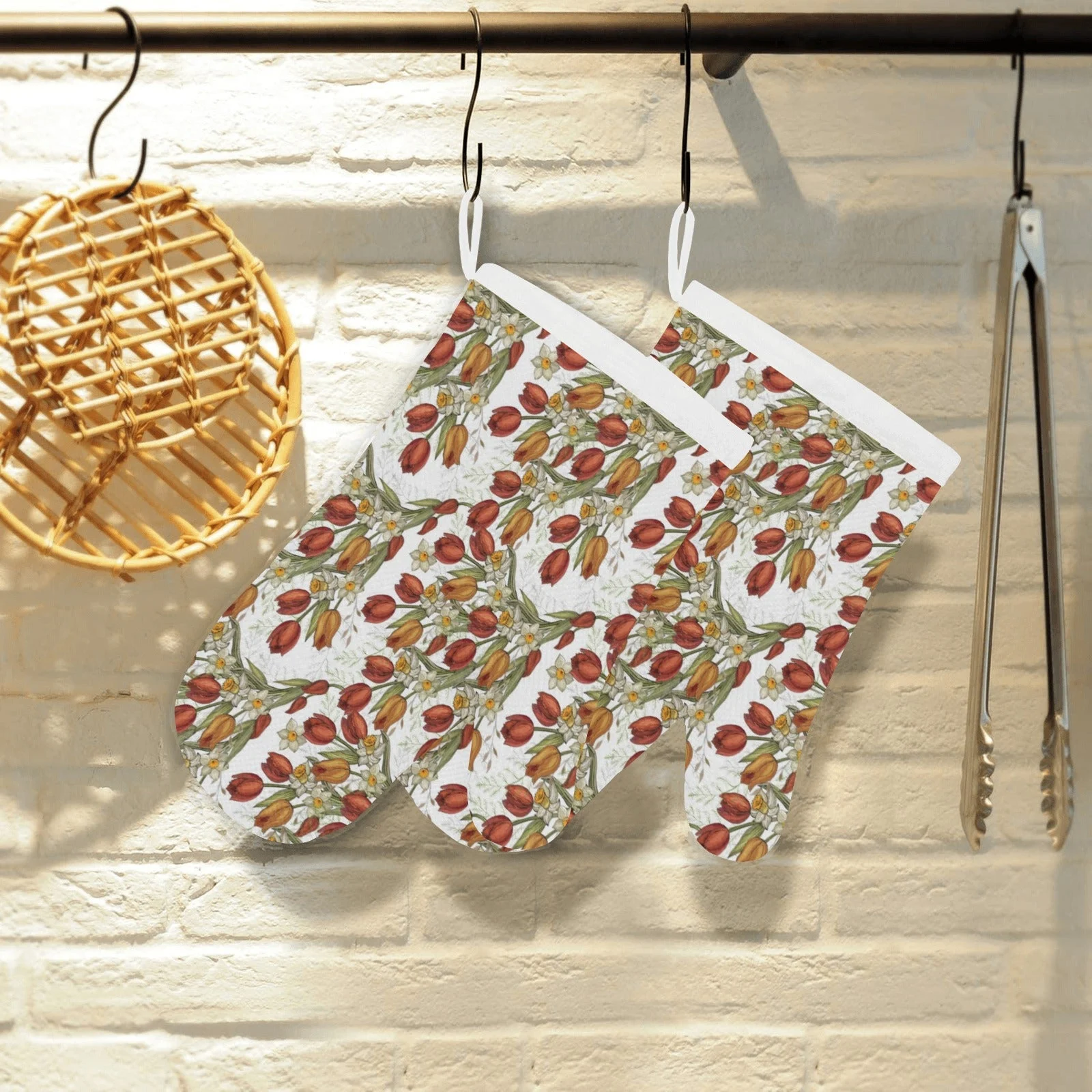 Red Tulips and Daffodils Pattern Heat Resistant Oven Mitts Pot Holders Set Red Tulips and Daffodils Pattern Heat Resistant Oven Mitts Pot Holders Set