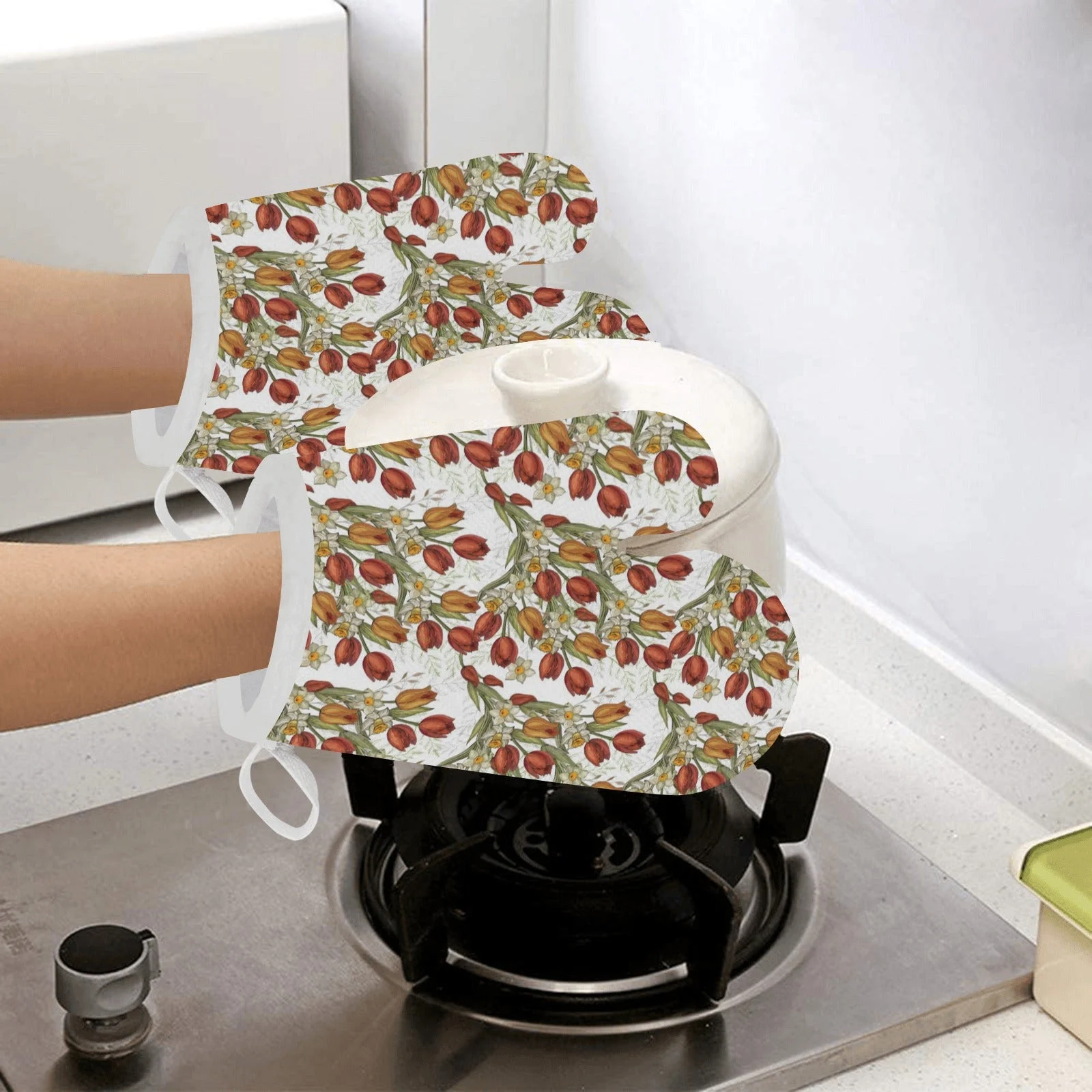 Red Tulips and Daffodils Pattern Heat Resistant Oven Mitts Pot Holders Set Red Tulips and Daffodils Pattern Heat Resistant Oven Mitts Pot Holders Set