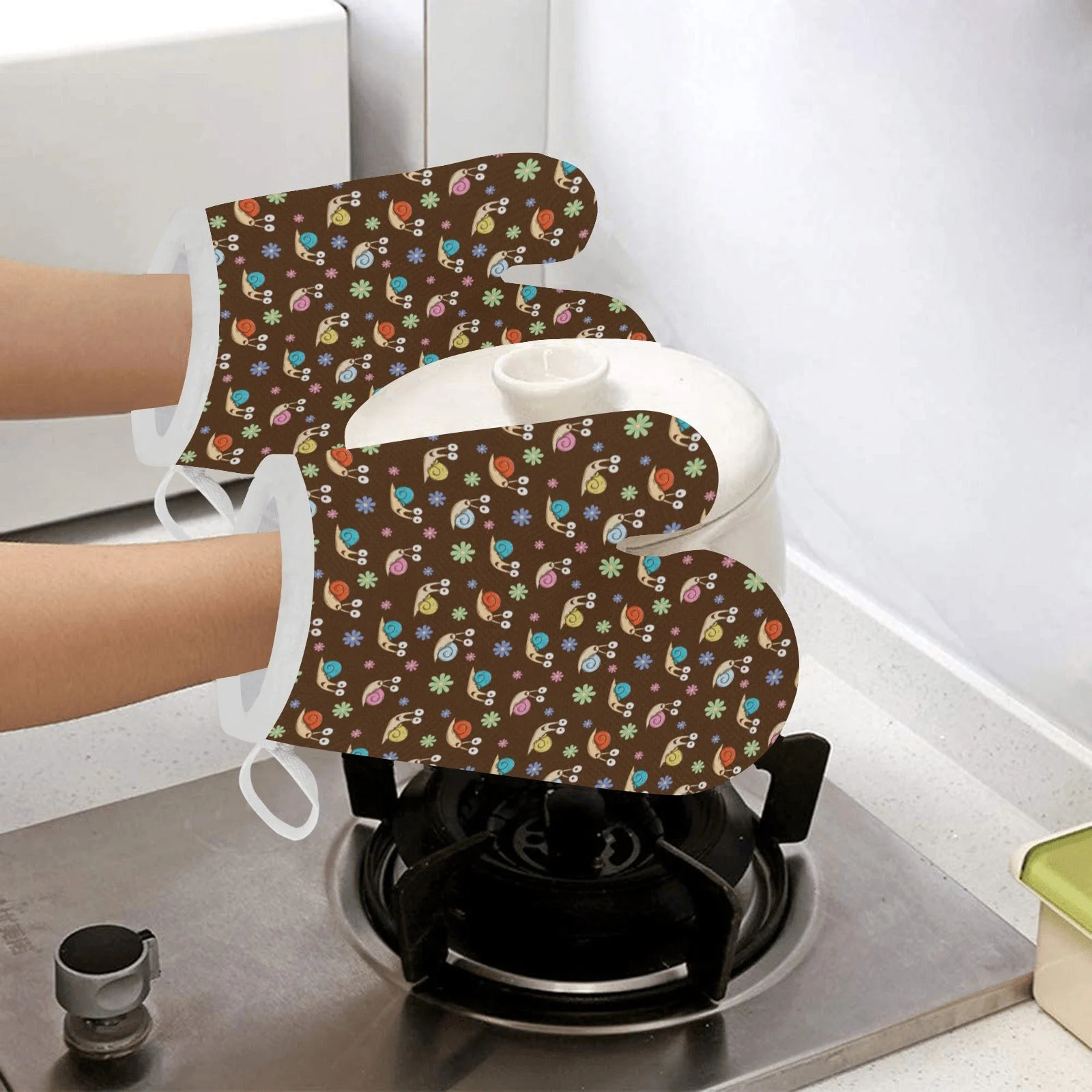 Snail Pattern Print Design 03 Heat Resistant Oven Mitts & Pot Holders Set Snail Pattern Print Design 03 Heat Resistant Oven Mitts & Pot Holders Set