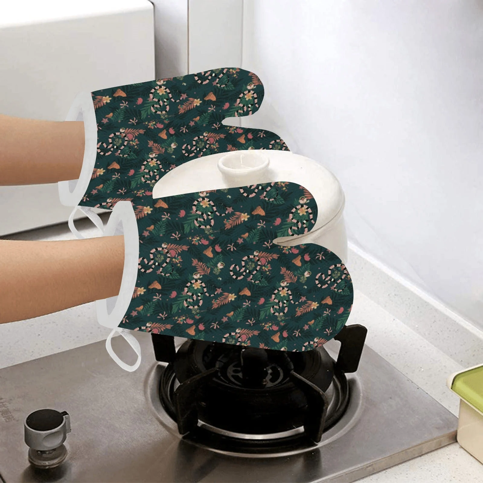 Snake Forest Pattern Heat Resistant Oven Mitts Pot Holders Set Snake Forest Pattern Heat Resistant Oven Mitts Pot Holders Set