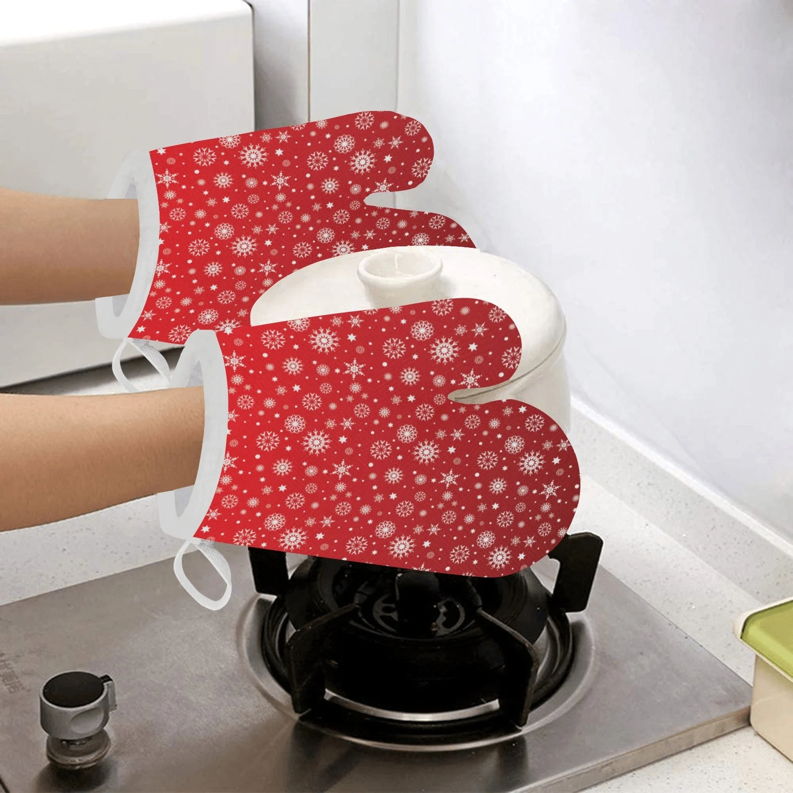 Snowflake Pattern Red Background Heat Resistant Oven Mitts Pot Holders Set Snowflake Pattern Red Background Heat Resistant Oven Mitts Pot Holders Set