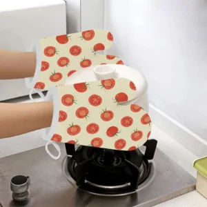 Tomato Dot Background Heat Resistant Oven Mitts Pot Holders Set