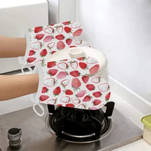 Watercolor Hand Drawn Beautiful Strawberry Pattern Heat Resistant Oven Mitts Pot Holders Set