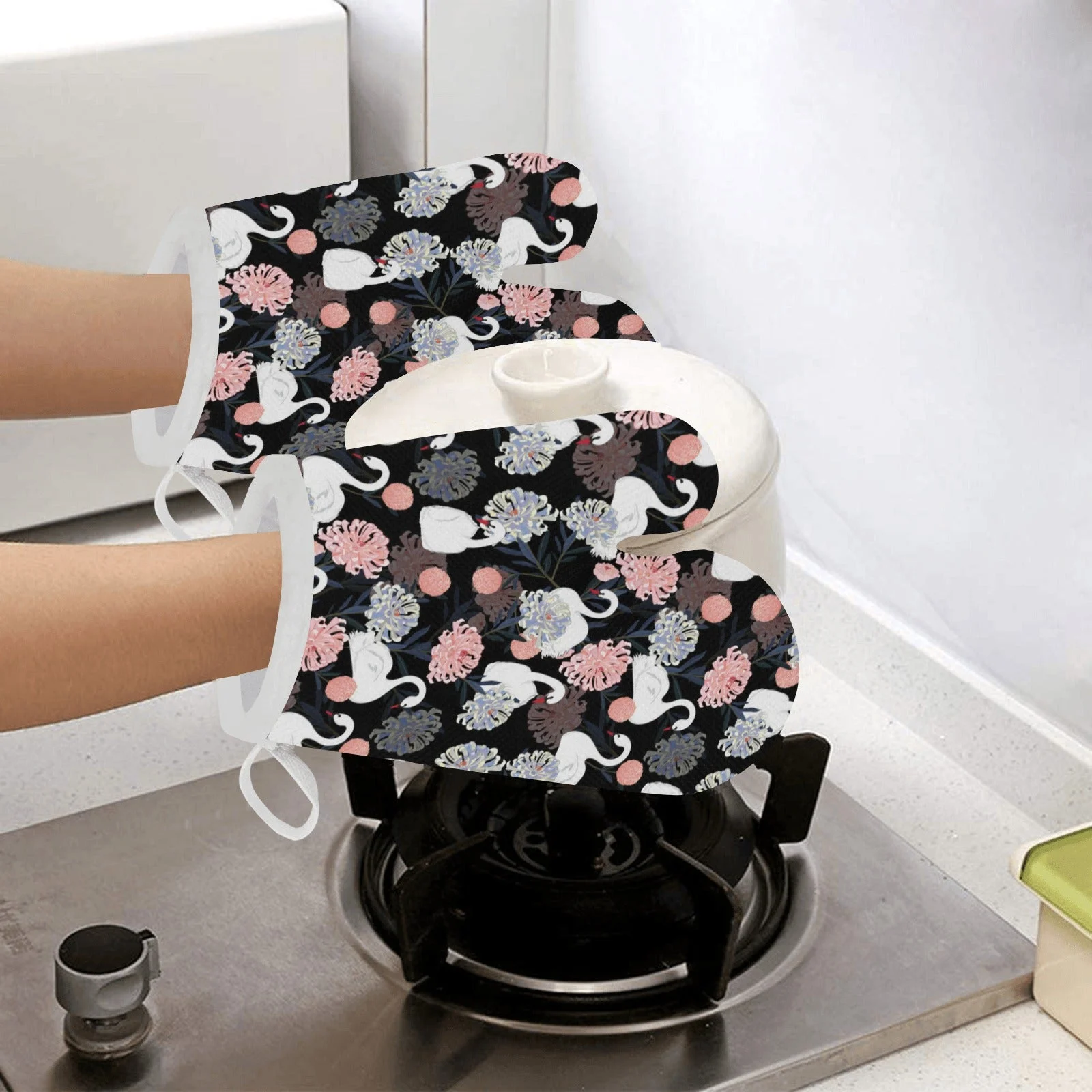 White Swan Blooming Flower Pattern Heat Resistant Oven Mitts Pot Holders Set White Swan Blooming Flower Pattern Heat Resistant Oven Mitts Pot Holders Set